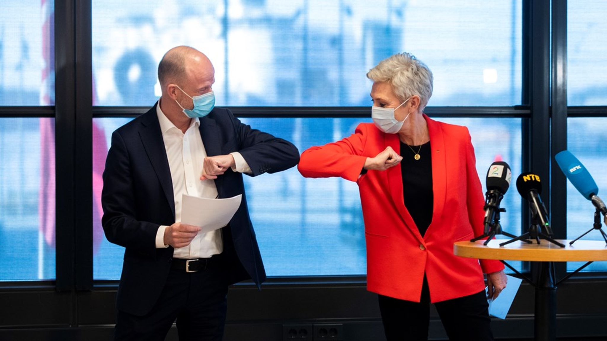 I forrige mellomoppgjør gjorde de det på denne måten. LO-leder Peggy Hessen Følsvik og NHOs administrerende direktør Ole Erik Almlid tar nok hverandre i hånden under årets kravoverrekkelse på mandag.
