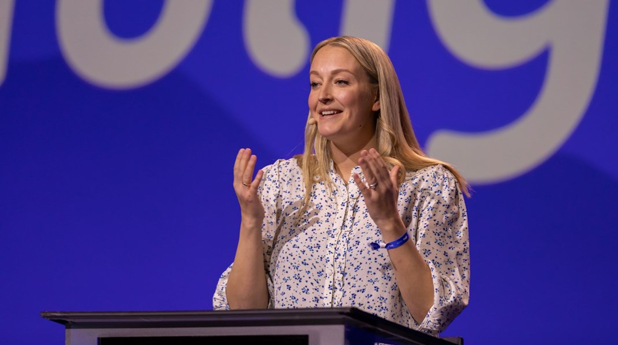 Sandra Bruflot ble valgt til leder av Høyres kvinneforum under landsmøtet. Hun mener det er mye å ta tak i både når det gjelder kvinnehelse, økonomisk likestilling og lik representasjon i politikken.