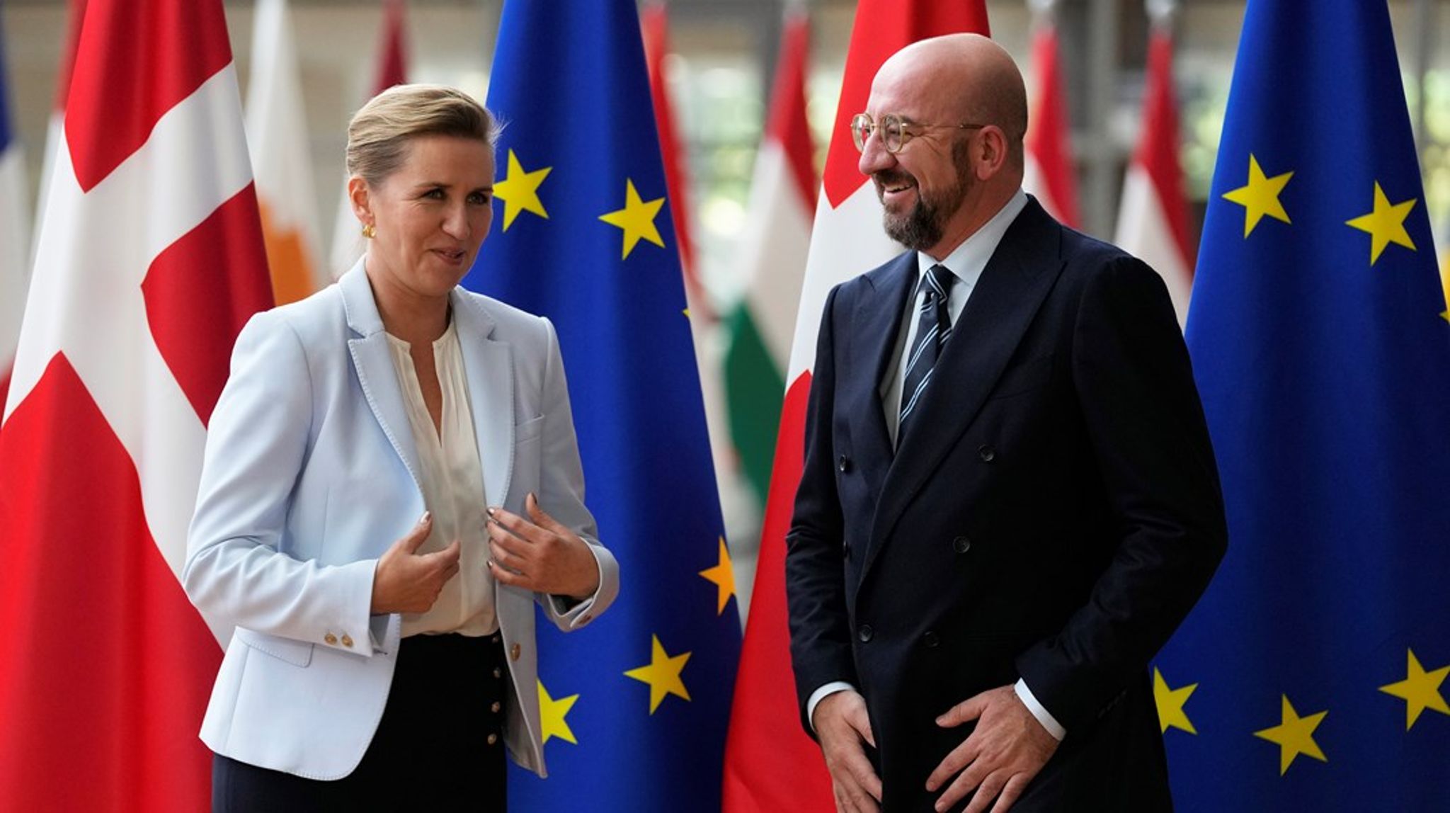 Danmarks statsminister Mette Frederiksen sammen med presidenten for Det europeiske råd, Charles Michel. I 2025 skal Danmark ta over stafettpinnen som EU-formannskap, og forberedelsene pågår nå for fullt.