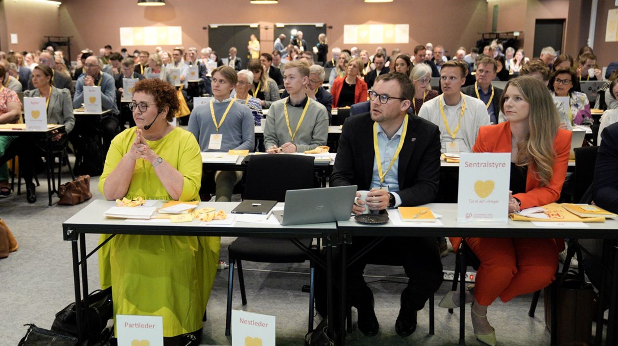 Ida Lindtveit Røse (t.h) ble valgt til ny nestleder i KrF i helgen. Hun oppfattes som en rød klut av enkelte verdikonservative medlemmer i partiet. Her er hun avfotografert sammen med partileder Olaug Bollestad og stortingsrepresentant og tidligere leder Kjell Ingolf Ropstad.