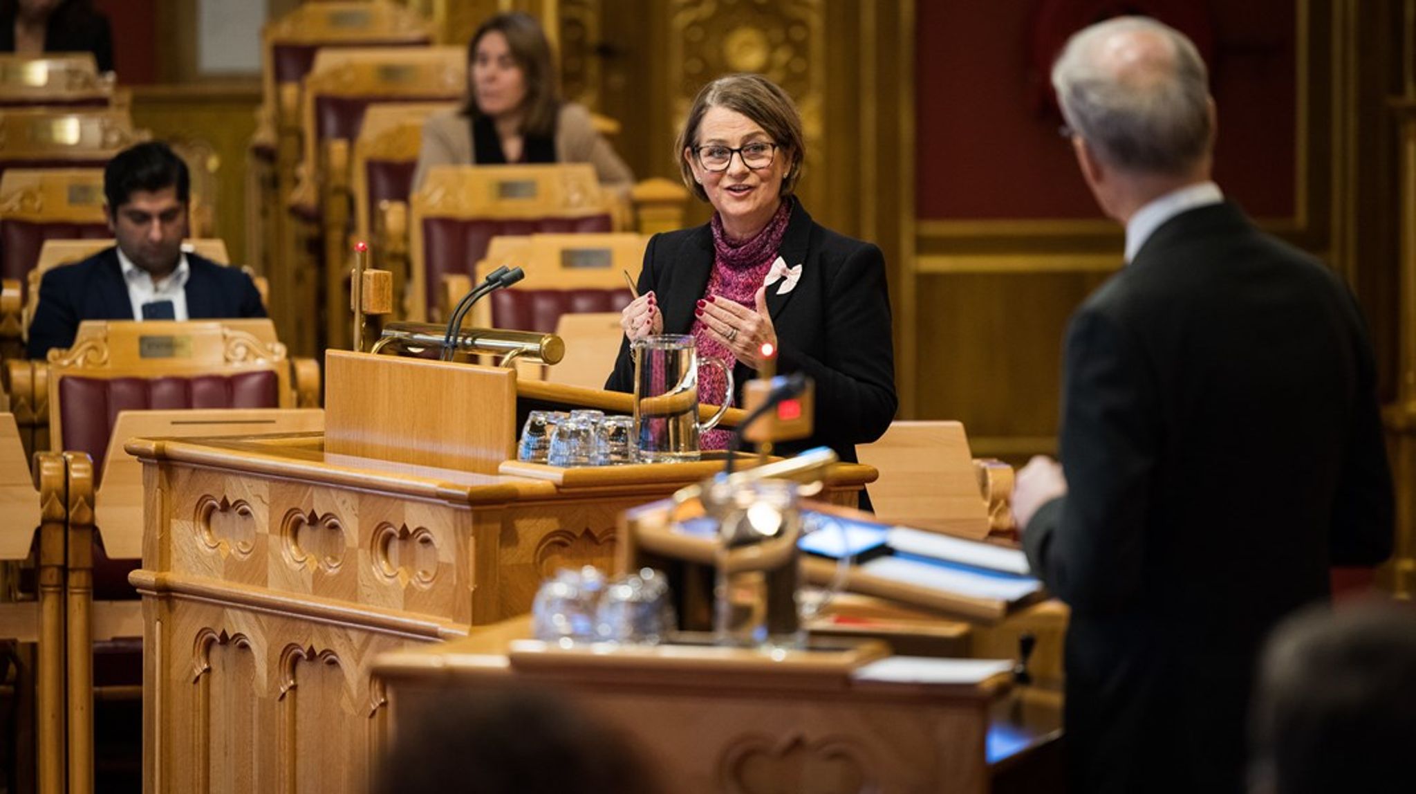 Tone Wilhelmsen Trøen reagerer på at Ap-leder og statsminister Jonas Gahr Støre kommer med løfter på vegne av Ap-styrte kommuner. Han lover at de ikke skal la private selskaper driver sykehjem.