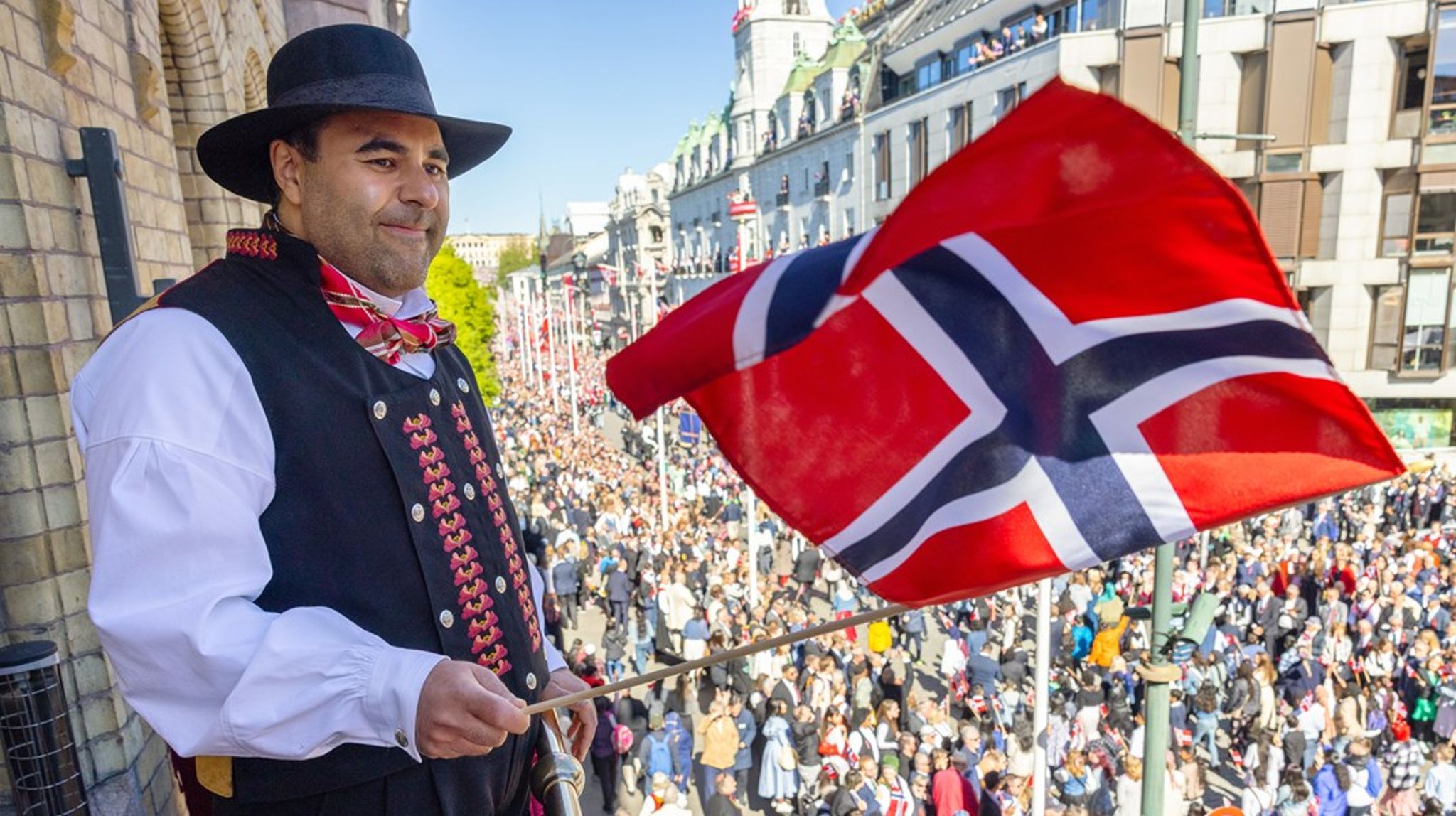 Onsdag er det 17. mai, og stortingspresident Masud Gharahkhani har den beste utsikten, men også den tetteste timeplanen. 