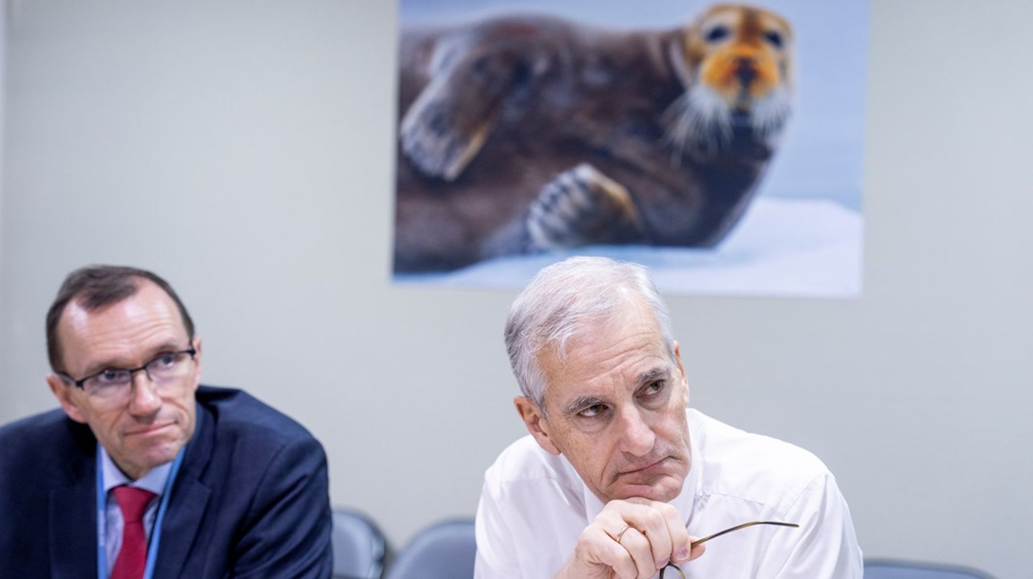 Støre-regjeringen har lansert et eget omstillingsmål for norsk økonomi, som tar sikte på å kutte 55 prosent av klimagassutslippene sammenlignet med 1990 på norsk jord. Selv om regjeringen styrer etter dette målet, åpner regjeringen for å ta kutt i andre land. Det har de flere muligheter til.