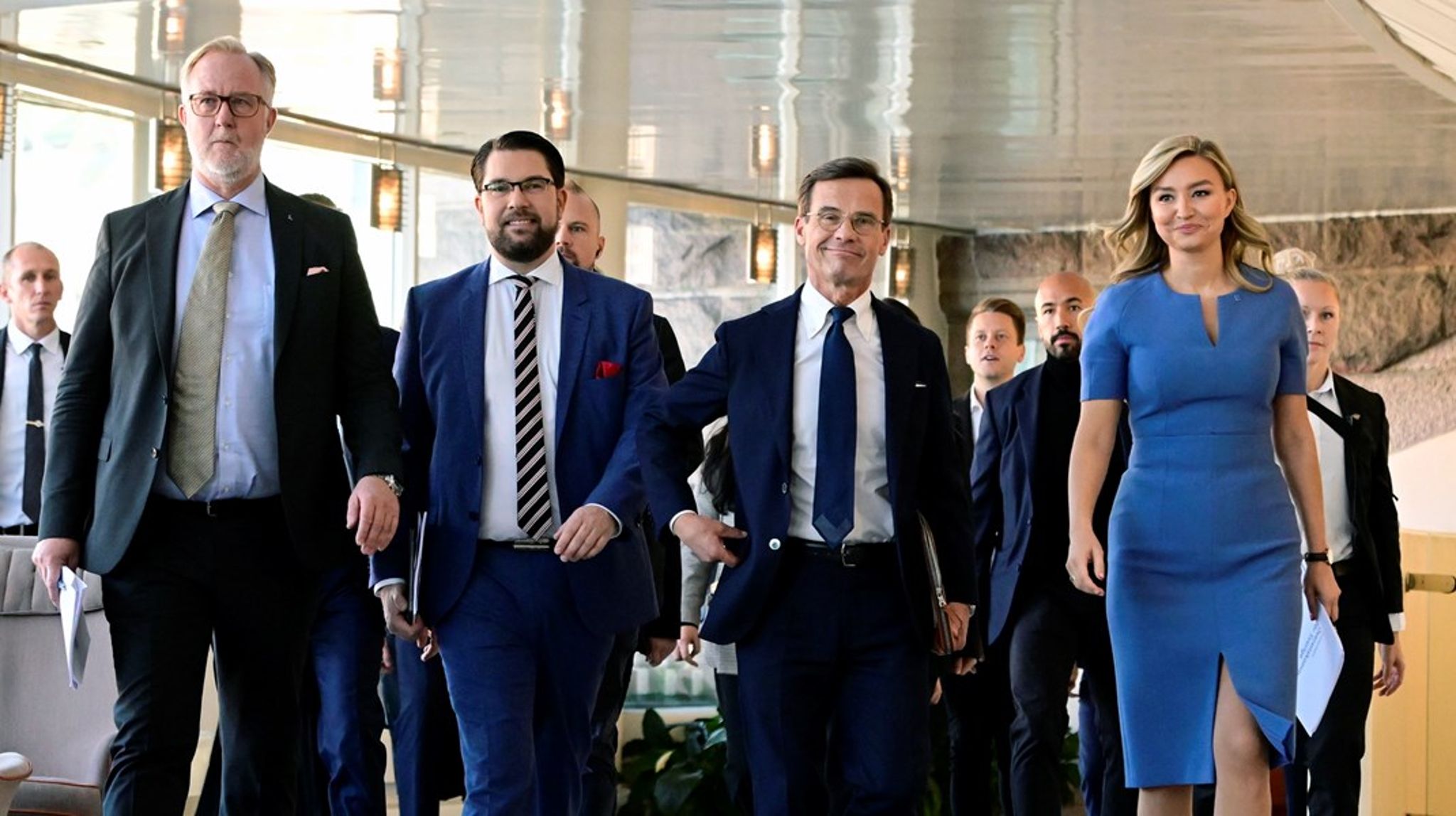 Johan Pehrson, leder av Liberalerna, Jimmie Åkesson, leder for Sverigedemokraterna, Ulf Kristersson, leder for Moderaterna og Ebba Busch, leder for Kristdemokraterna ankommer pressekonferansen på Riksdagen i Stockholm fredag formiddag. 