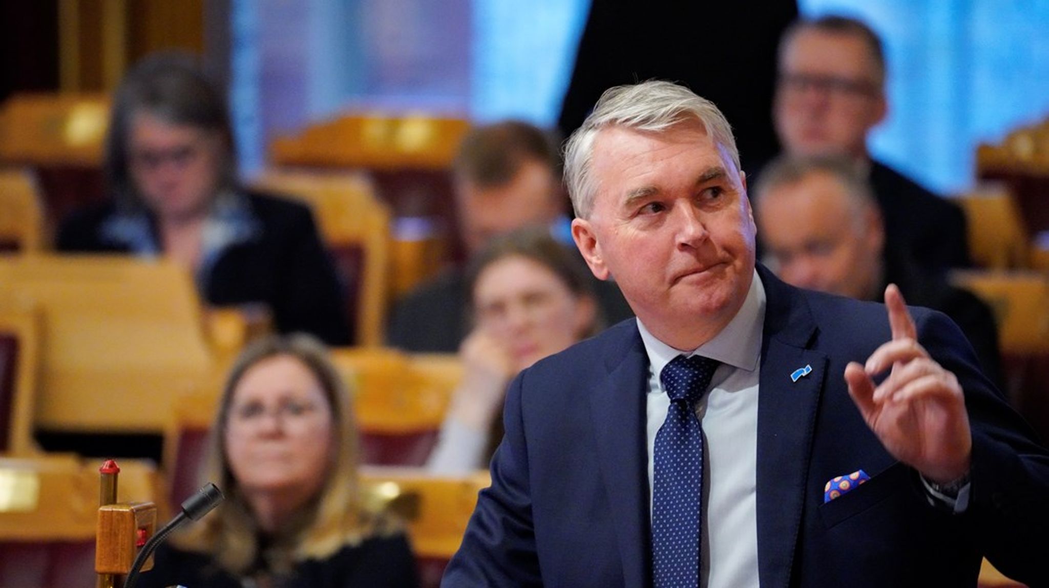 Trond Helleland går ut mot kritikk fra Marit Arnstad og Rigmor Aasrud forsøker som mener Høyre er blitt et «uansvarlig opposisjonsparti».