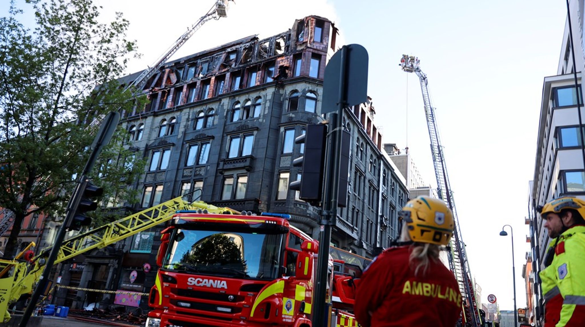 Brannen i Oslo sentrum gjorde stor skade, og har blusset opp igjen mandag morgen. Altingets lokaler ligger vis-a-vis brannstedet, og er synlig helt til høyre på bildet. Lokalene er avstengt inntil videre. – Vi er glade for at ingen har kommet til skade under brannen, sier Altingets sjefredaktør Veslemøy Østrem. 