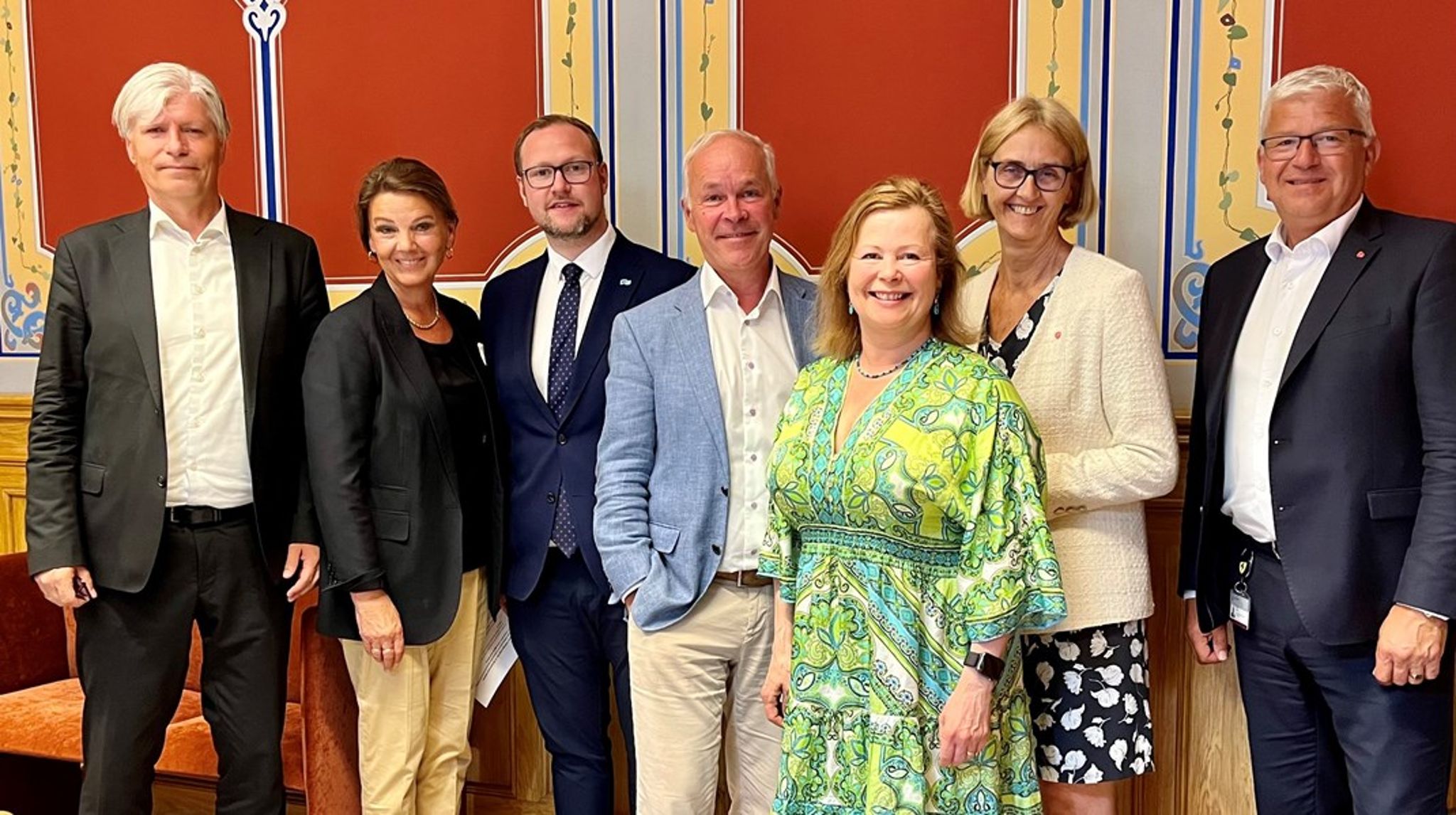 Styret i Stortingets støttegruppe for et demokratisk Belarus. Fra ventre:&nbsp;Ola Elvestuen (V),
Ingjerd Schou (H), Erlend Svardal Bøe
(H), Jan Tore Sanner (H), Siv Mossleth (Sp), Kari Henriksen (Ap) og Jone Blikra
(Ap).