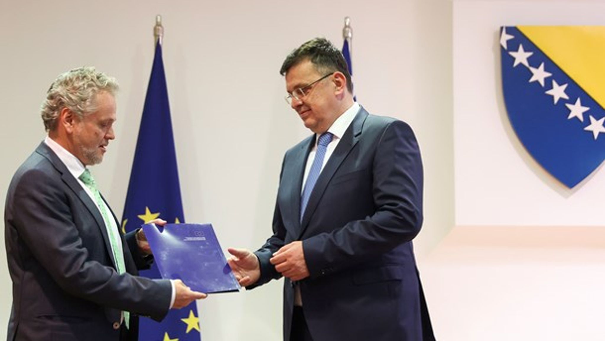 12. oktober overleverte EUs ambassadør i Bosnia-Hercegovina, Johan Sattler, EU-kommisjonens framdriftsrapport til formannen av Bosnia-Hercegovinas ministerråd, Zoran Tegeltija.