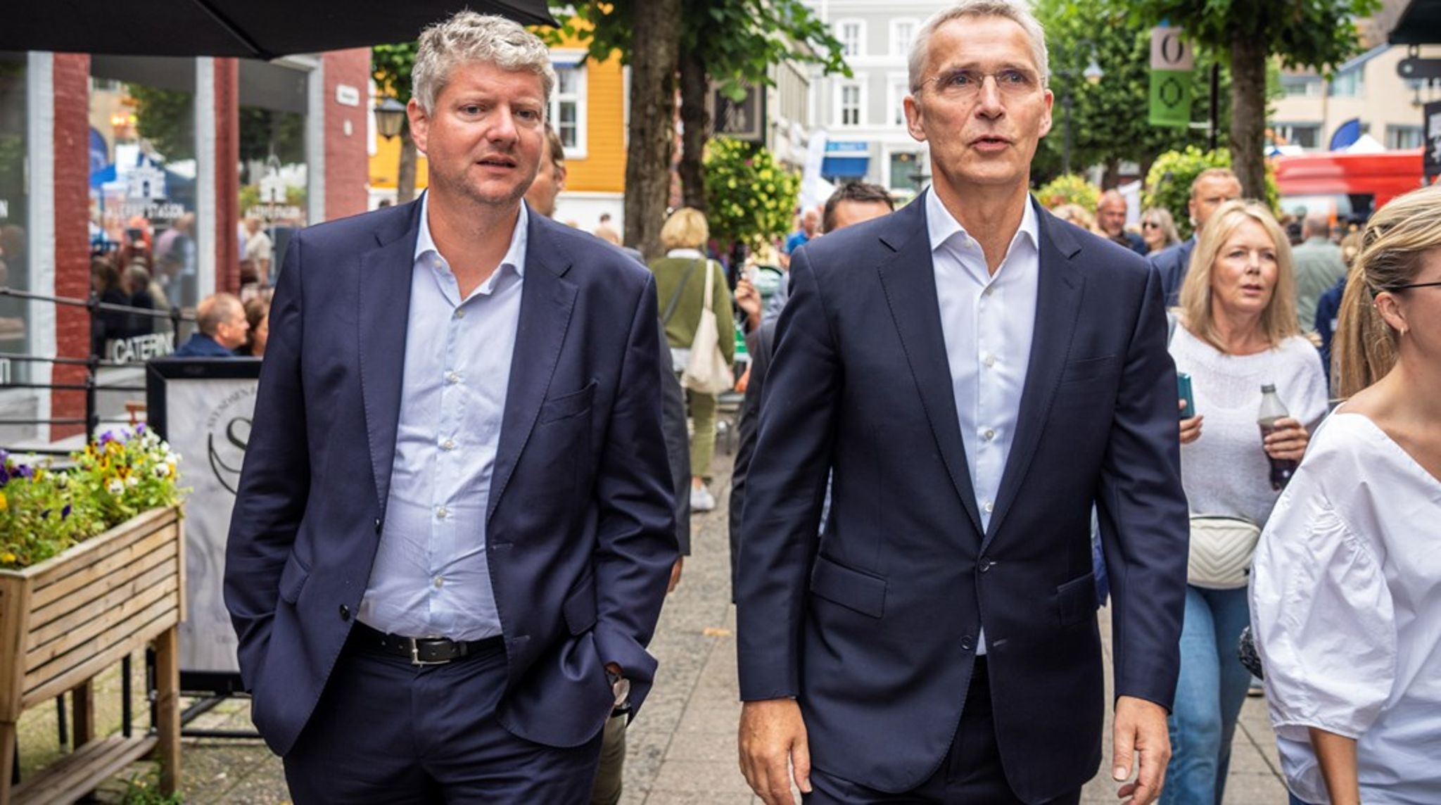 Nato-sjef Jens Stoltenberg besøker Arendalsuka 2023. Her sammen med stabssjef Stian Jenssen som etter tirsdagens uttalelser om avgivelse av territorium for å få fred i Ukraina, har vært i hardt vær. 