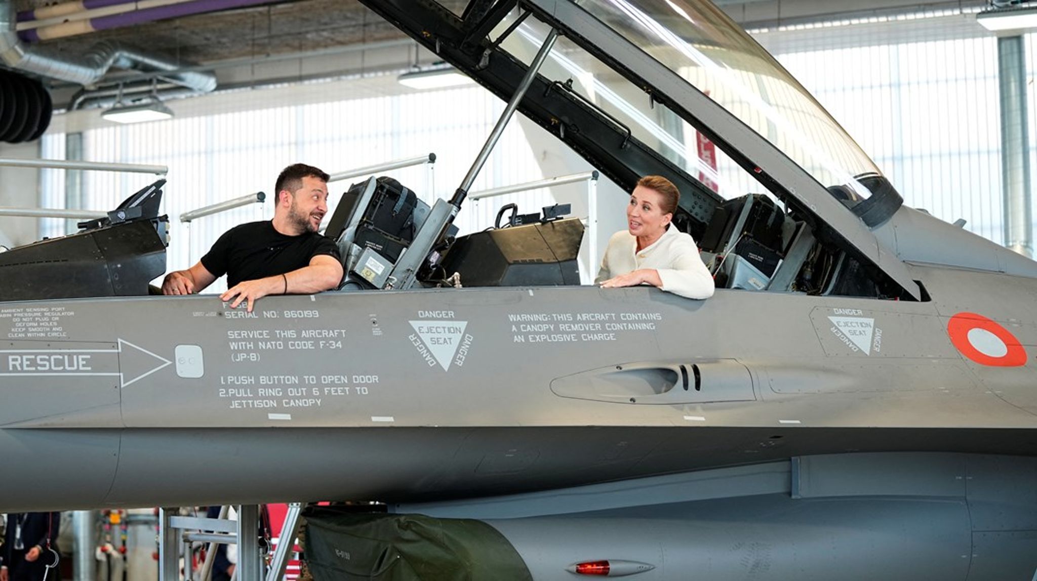 Ukrainas president Volodymyr Zelenskiy (t.v.) ankom søndag til Danmark og Flystasjonen Skrydstrup, hvor Danmarks statsminister Mette Fredriksen (t.h.) viste han et av F-16 flyene som Danmark donerer til Ukraina. 