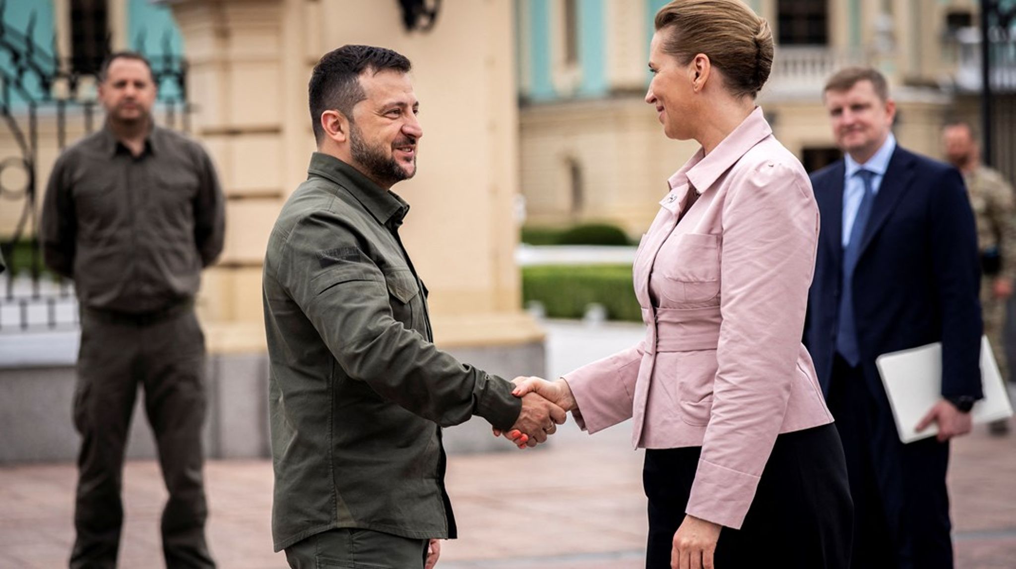 President Volodymyr Zelenskyj og Danmarks statsminister Mette Frederiksen under en pressekonferanse foran presidentpalasset i Kyiv i september. Nå erfarer ukeavisen Mandag Morgen at Danmark skal ha ansvar for ett av ti punker i Ukrainas fredsprosess, energiforsyning. 