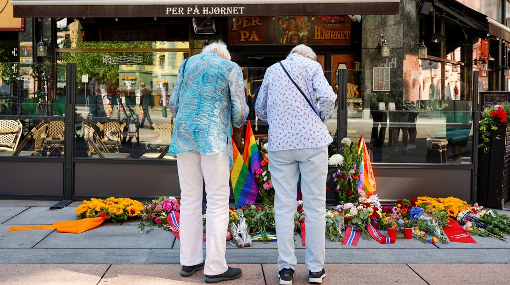 Mange la ned blomster i forbindelse med 25. juni-markeringen etter terrorangrepet mot Pridearrangementet i
2022. Forsvarsministeren deltar denne uken i den åpne høringen om masseskytingen.