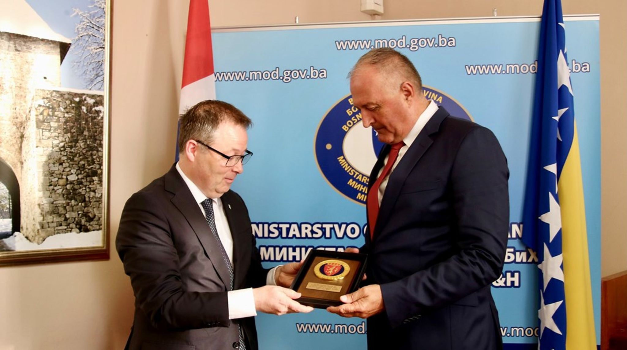 Forsvarsminister Bjørn Arild Gram (t.v.) sammen med forsvarsministeren i Bosnia-Hercegovina, Zukan Helez (t.h.) under et møte i Sarajevo tirsdag 26. september. 
