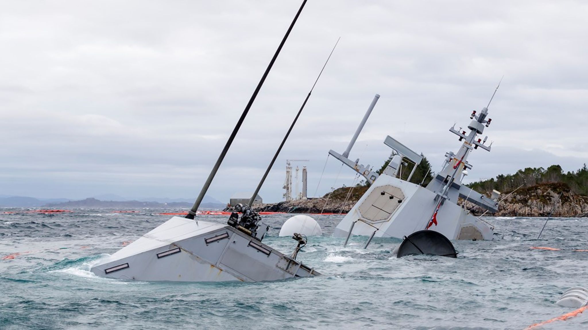 Den havarerte fregatten KNM Helge Ingstad fotografert onsdag 14. november 2018 etter at den kolliderte med oljetankeren TS Sola noen dager tidligere. Denne uken begynner ankesaken.