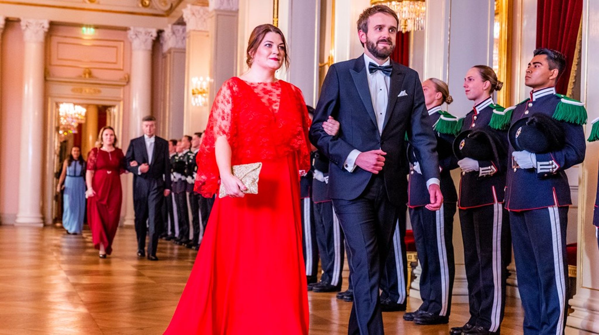 Da var det ett år siden sist - og påny inviteres stortingsrepresentantene til slottsmiddag. I fjor var Cecilie Myrseth stortingsrepresentant, i år ankommer hun som statsråd.&nbsp;Jan Christian Vestre har samme rolle i år som i fjor, som landets næringsminister.&nbsp;