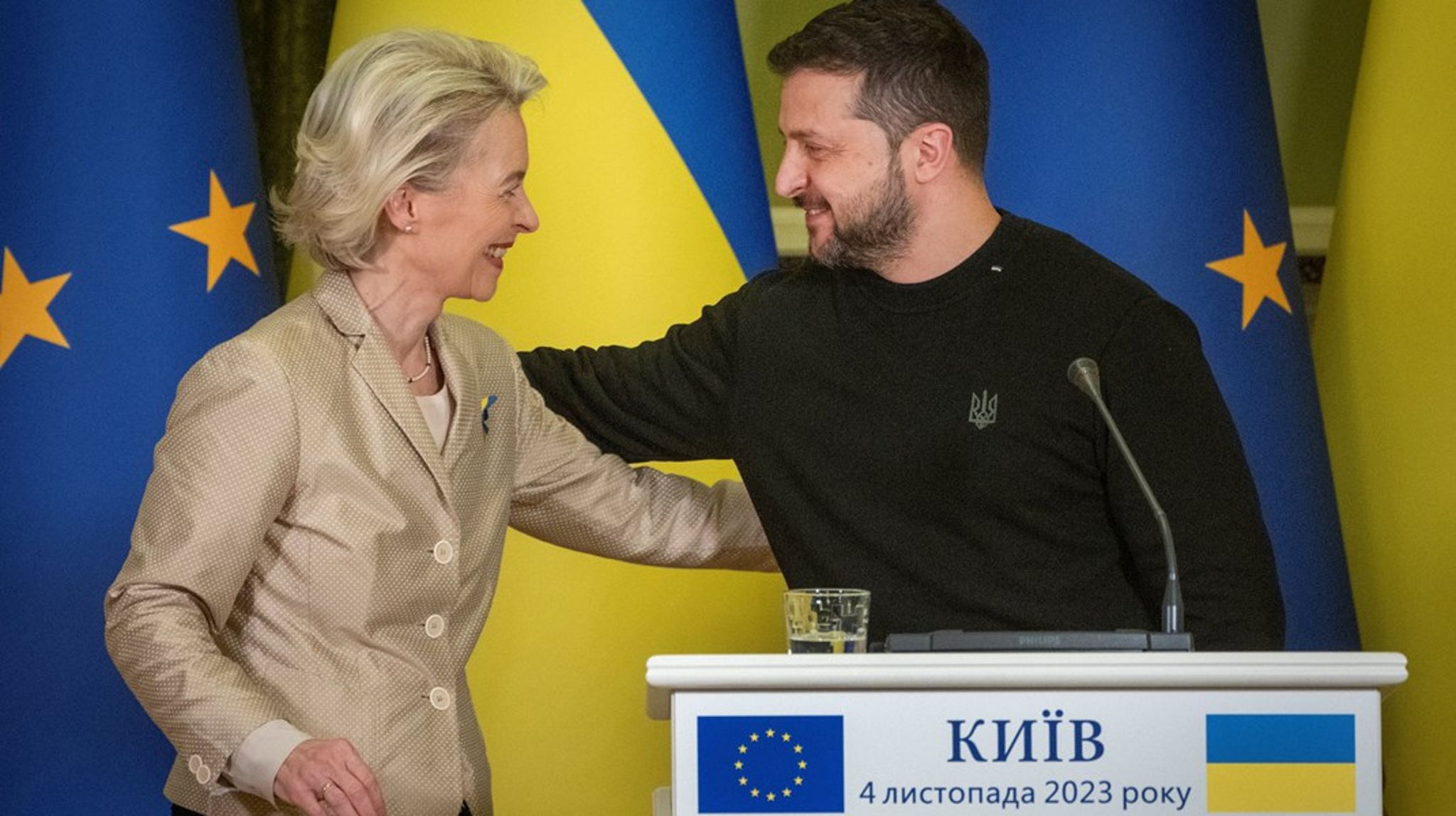 EU-kommisjonens president, Ursula von der Leyen, kom på overraskelsesbesøk til Kyiv i helgen. Denne uken legges EUs "utvidelsespakke" frem. Det er knyttet spenning til hvordan Ukraina omtales der. 