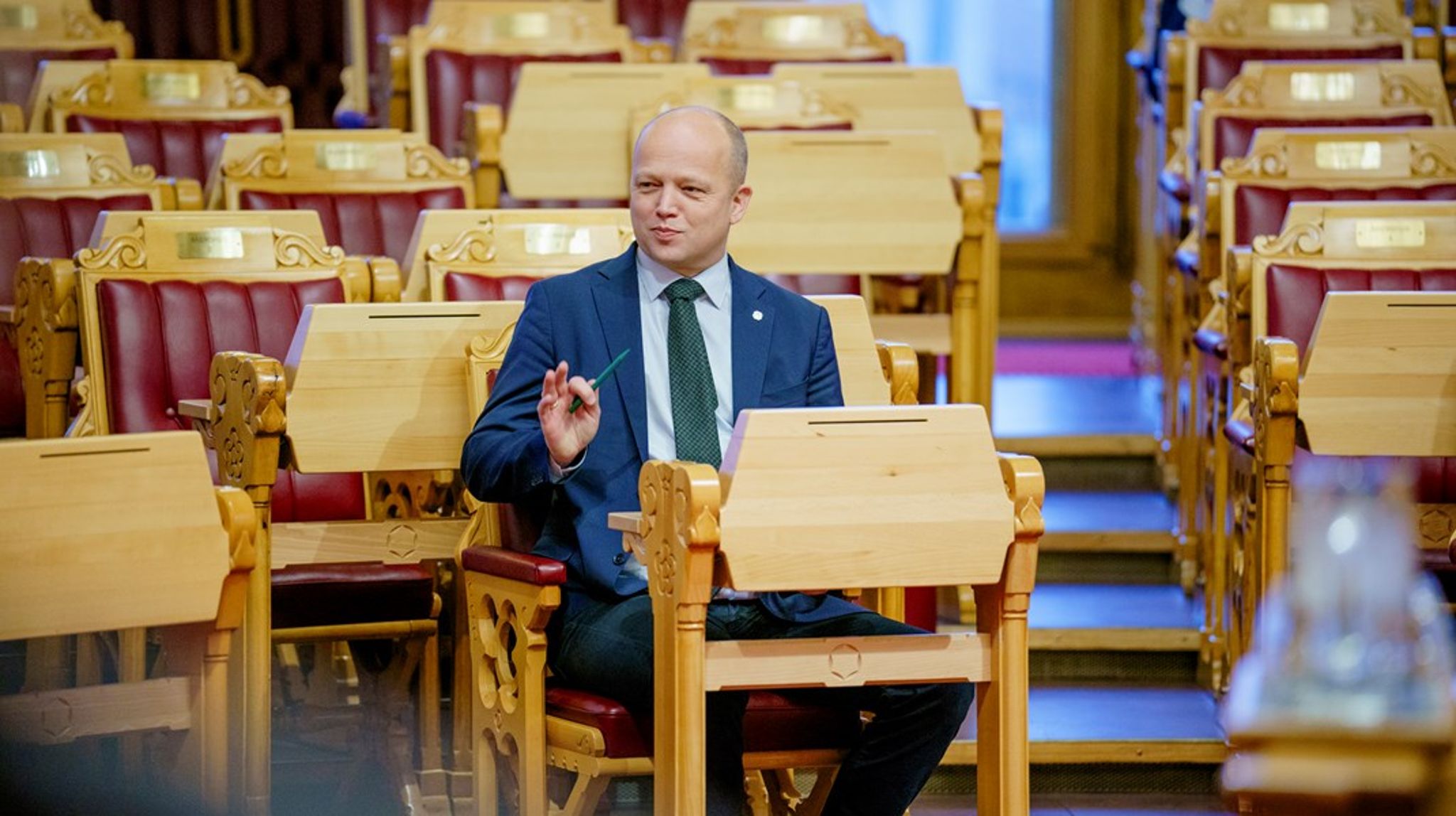 <div>Trygve Slagsvold Vedum (Sp) har tatt frem dirigentpinnen. Mandag lander en flertallsinnstilling om statsbudsjettet for 2024 i Stortinget.</div>