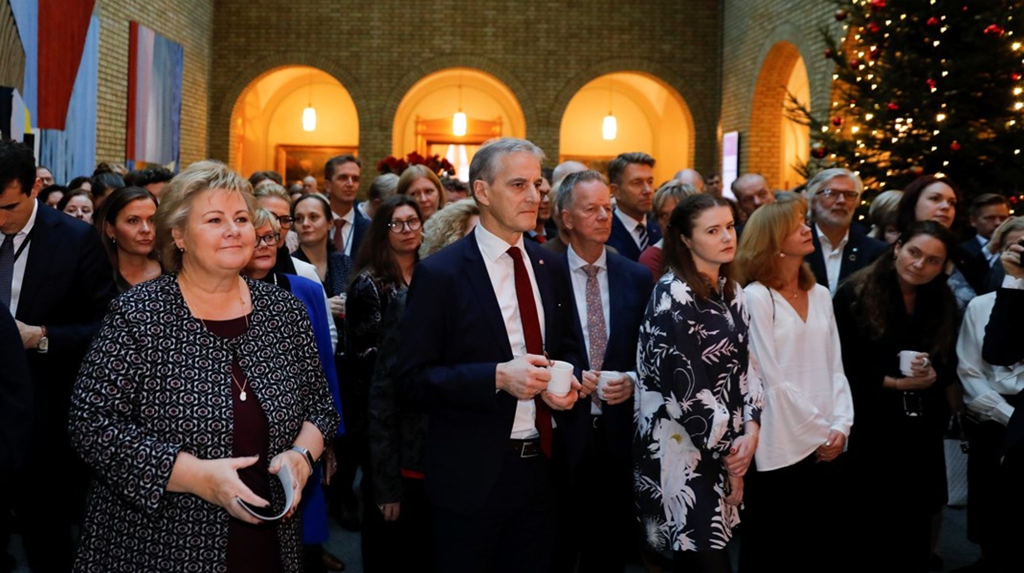 Mandag samles Stortinget til julelunsj. Bildet er fra 2019. Siden den gang har de to hovedpersonene på bildet byttet rolle, men basert på de siste statsministermålingene er det kanskje fremdeles Erna Solberg som har mest grunn til å smile.