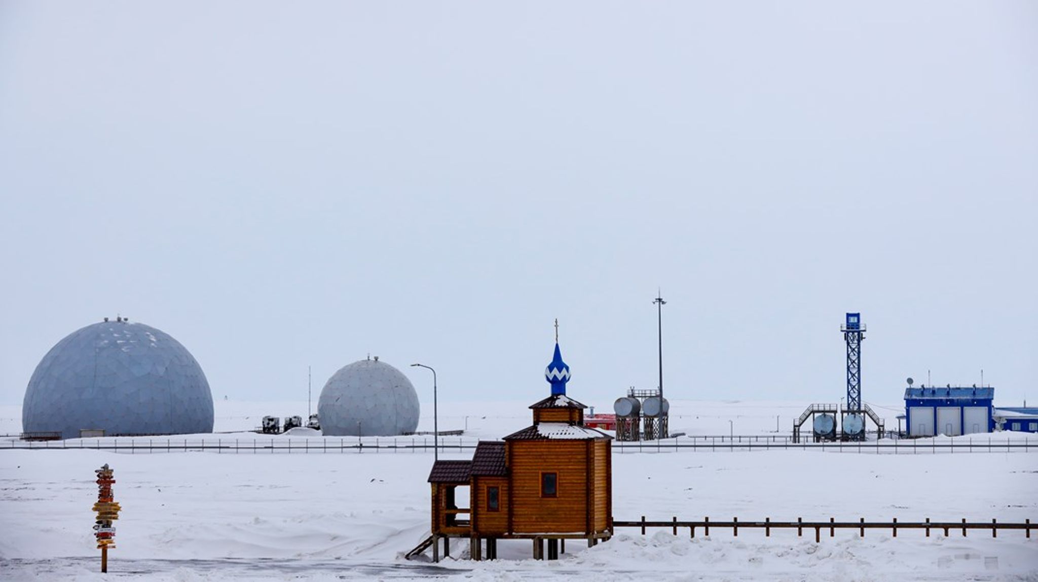 En ortodoks kirke nær radarstasjonen på den russiske basen ved Nagurskoye, på den arktiske øygruppen nord for Murmansk. En ny rapport fra dansk etterretning sier at Russland ikke har redusert sin tilstedeværelse eller sine ambisjoner for Arktis. 