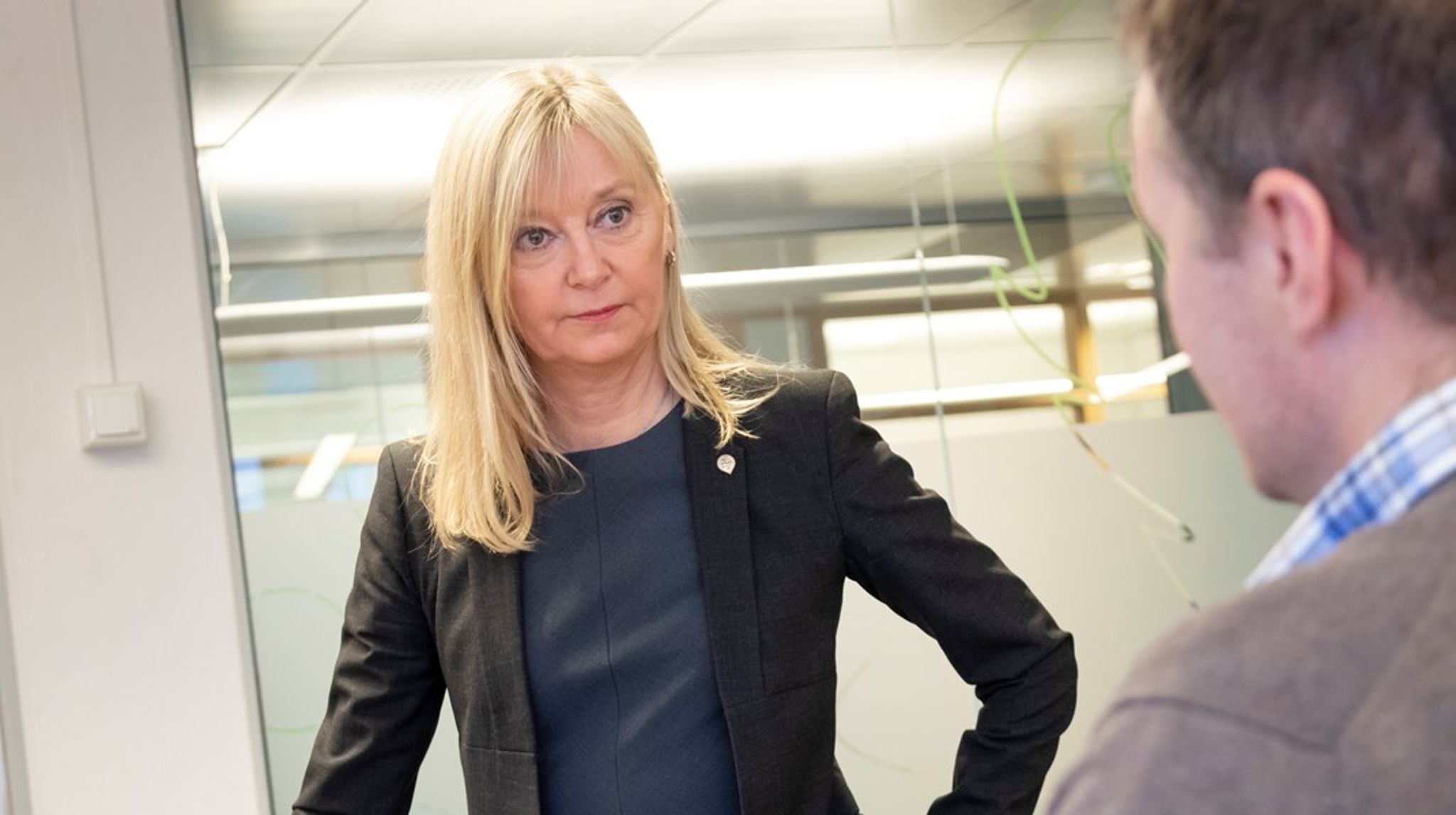 Trude Vollheim fratrer stillingen som direktør i Arbeidstilsynet med umiddelbar virkning, etter varsel om kritikkverdige arbeidsforhold.