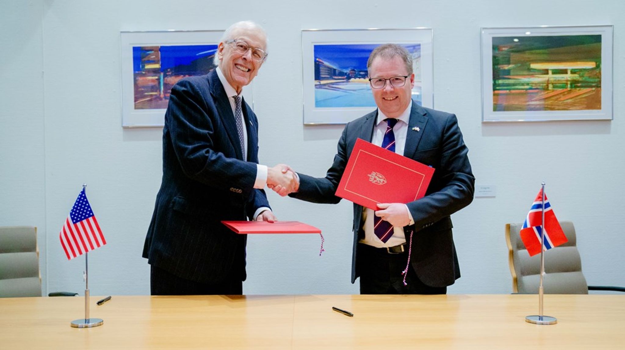 USAs ambassadør til Norge, Marc Nathanson (t.v.), og forsvarsminister Bjørn Arild Gram signerte fredag en tilleggsavtale til forsvarsavtalen mellom Norge og USA. Tilleggsavtalen vil bli sendt på høring og for behandling av Stortinget.
