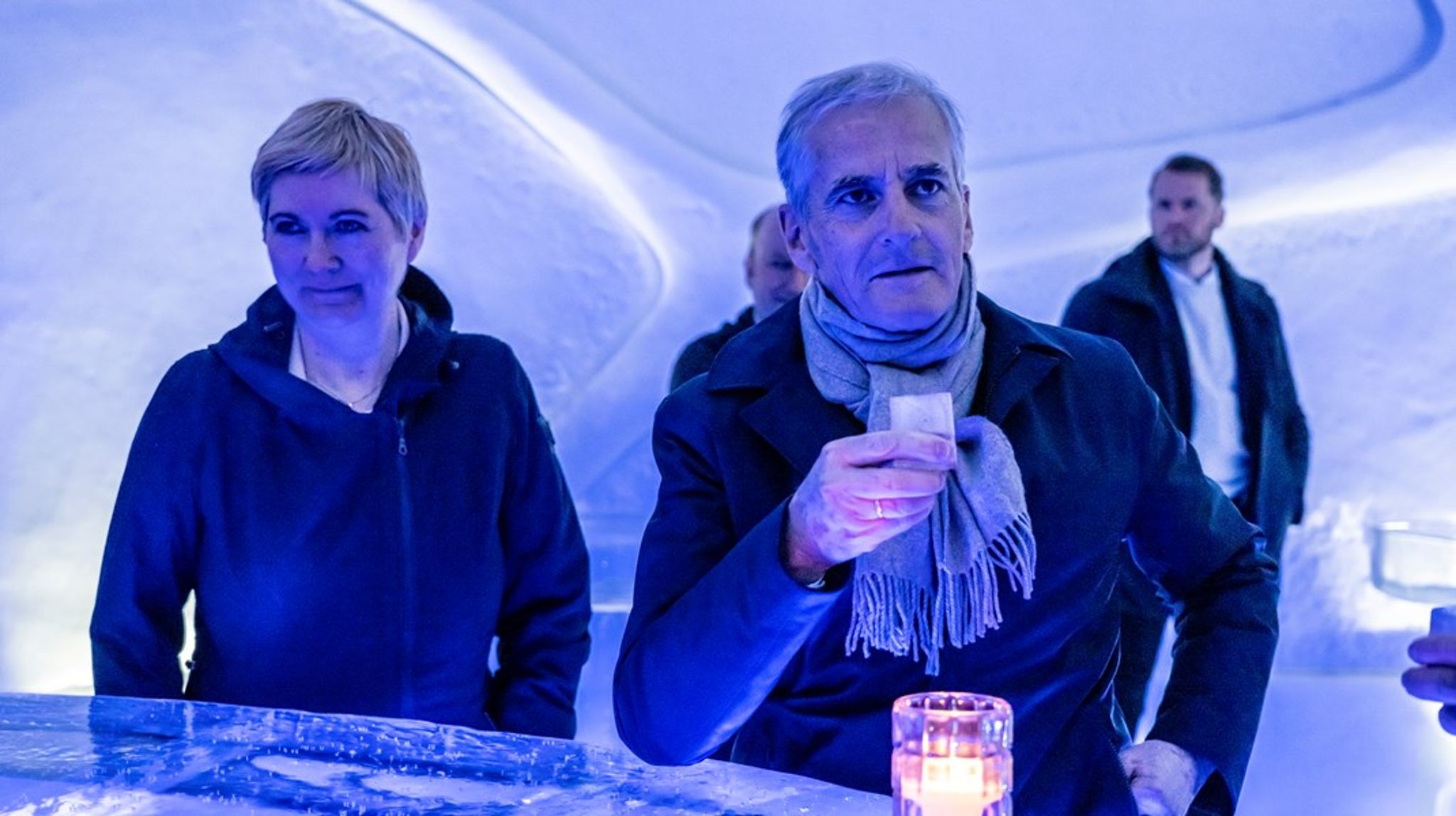 Kirkenes er i vinden kommende uke, der flere toppolitikere møtes til Kirkeneskonferansen. Her er Jonas Gahr Støre fra besøket i 2022, sammen med daværende ordfører Lena Norum Bergeng (Ap). 