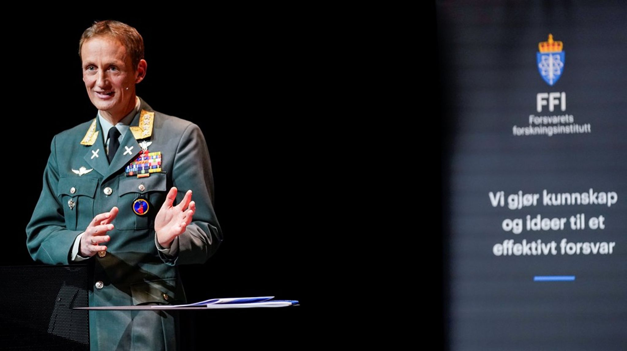 Forsvaret, her ved forsvarssjef Eirik Kristoffersen, har iverksatt arbeidet med å utarbeide nye rutiner for innside- og habilitetsproblematikk.