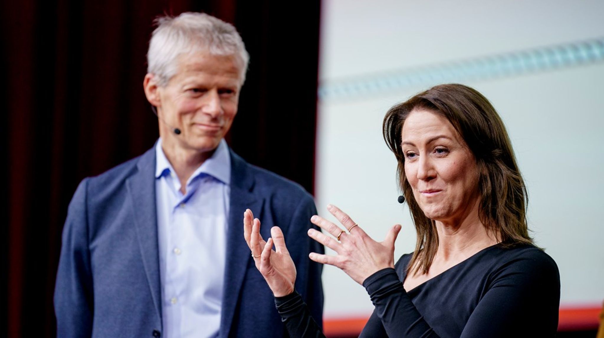 Det er vilje til å samarbeide på tvers av sektorene for å få flere ut i jobb, men ulike modeller for styring og finansiering gjør det krevende, skriver spaltist Hans Christian Holte. Her er han sammen med arbeids- og inkluderingsminister Tonje Brenna.