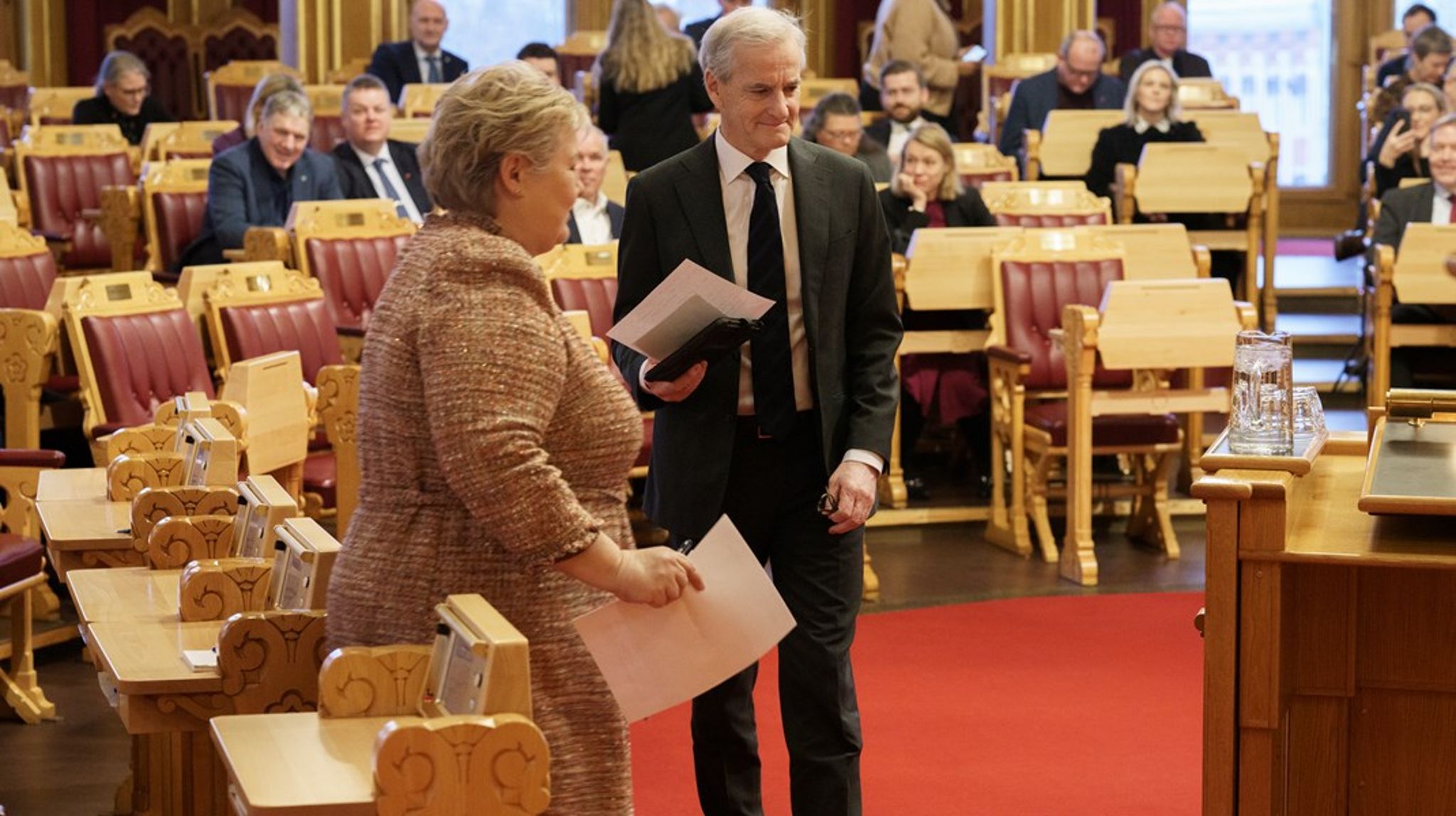 Både Erna Solberg (H) og Jonas Gahr Støre (Ap) møter til den avsluttende debatten om habilitet - der det forrige uke ble konkludert med enstemmig sterk kritikk mot Solberg etter mangeårig inhabilitet på grunn av ektefellens aksjehandel. 