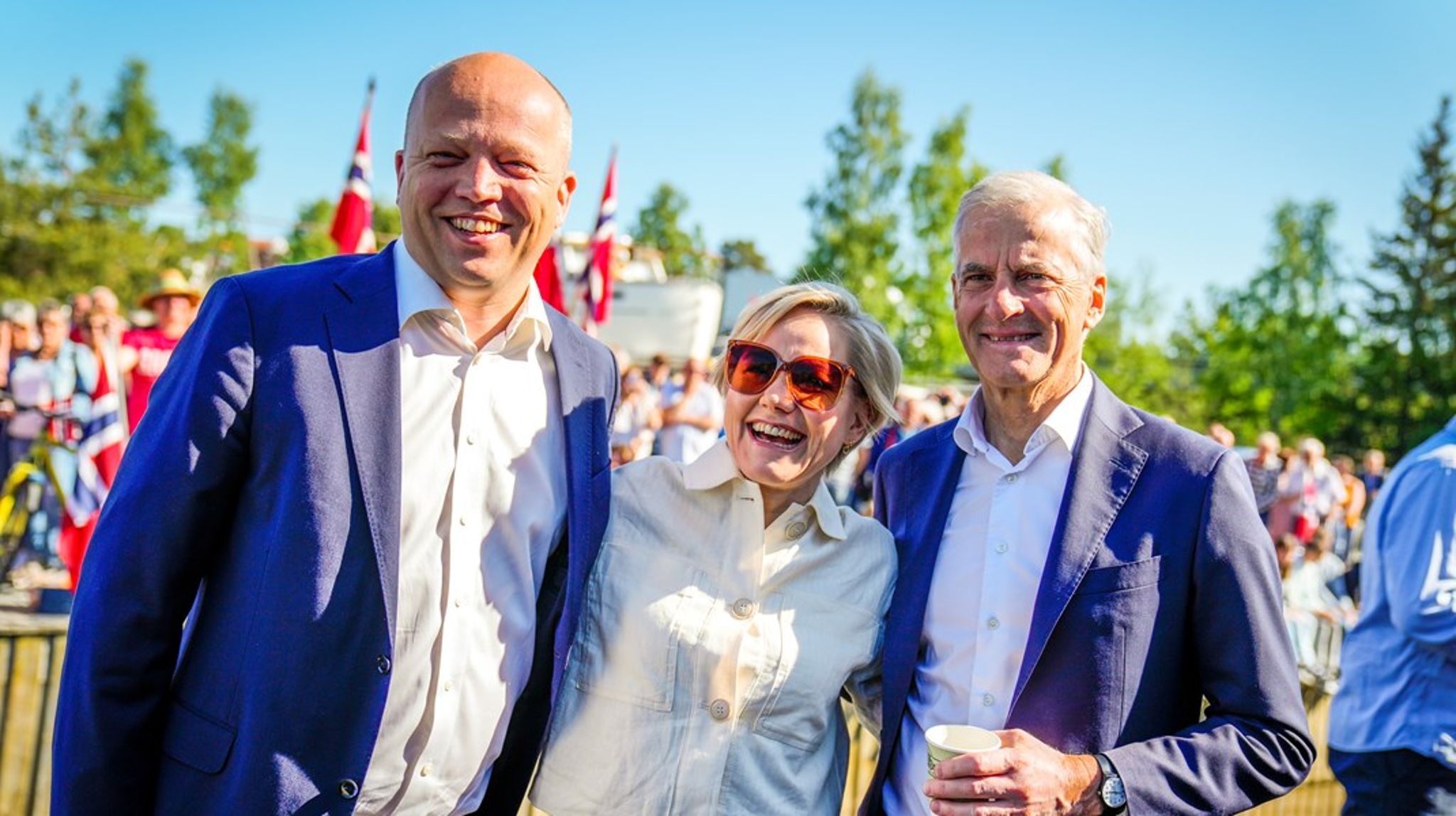 Sola skinte på finansminister Trygve Slagsvold Vedum, helseminister Ingvild Kjerkol og statsminister Jonas Gahr Støre da de i juni offentliggjorde at det nye Mjøssykehuset skal ligge i Moelv.