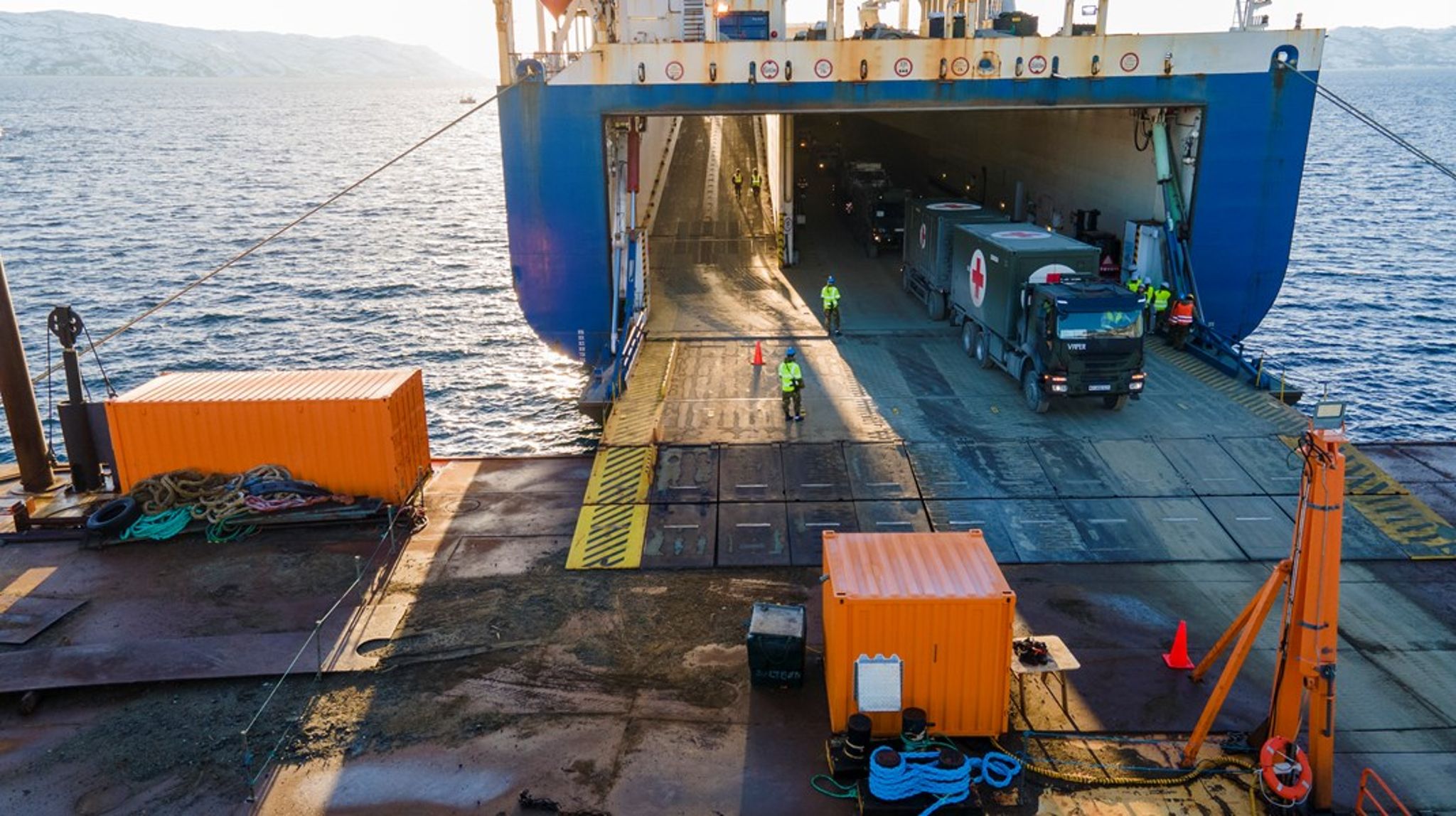 Fremover skal Norge ta imot og frakte allierte videre. Her fra da skipet New Amsterdam lastet av militært kjøretøy på Langenes havn under militærøvelsen Nordic Response.