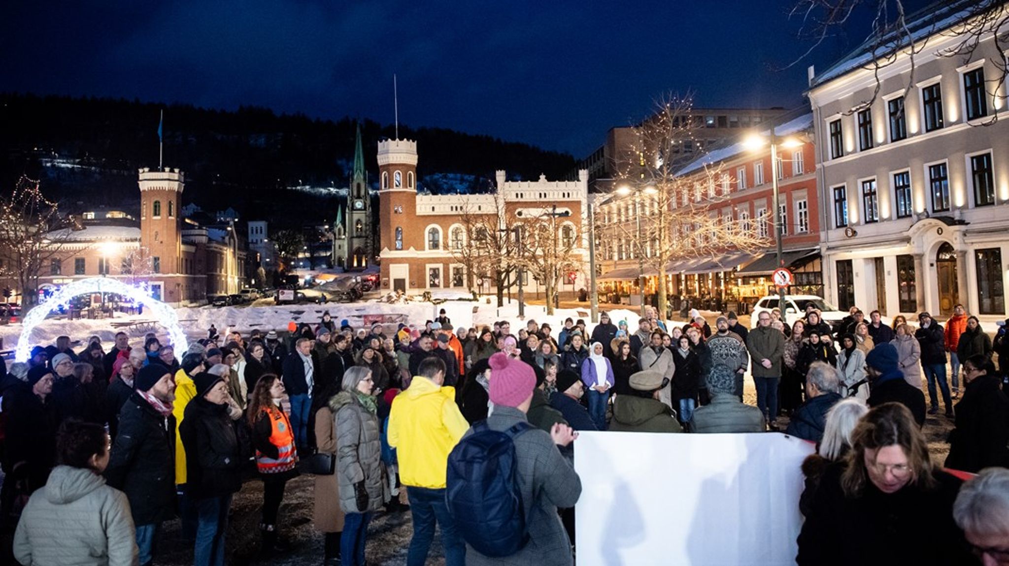 Avgjørelsen om å kun ta imot ukrainske flyktninger, vekket sterke følelser i Drammen kommune. 23. februar ble det arrangert et fakkeltog på Bragernes torg. 