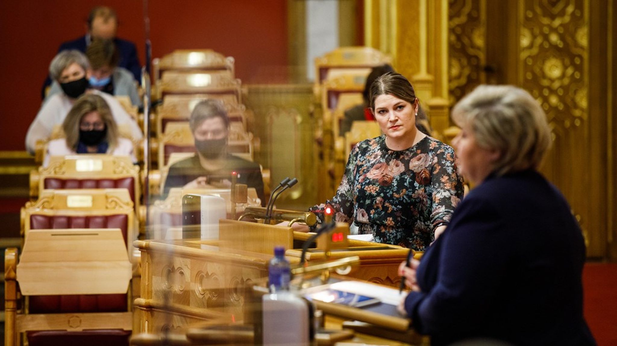 Cecilie Myrseth (Ap) stilte spørsmål til daværende statsminister Erna Solberg (H) i spørretimen i januar 2021. Nå er rollene byttet om, og Myrseths regjering skal avvikle en av Solberg-regjeringens reformer.