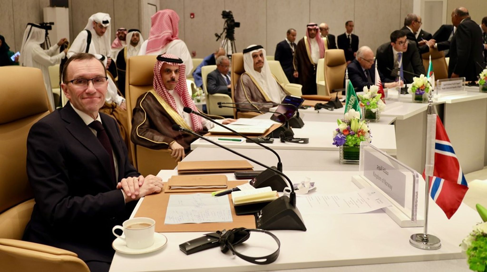 Under et besøk i Saudi-Arabia, sto utenriksminister Espen Barth Eide (Ap) og Saudia-Arabias utenriksminister, prins Faisal bin Farhan Al-Saud, i spissen for å forene arabiske og europeiske land om et fredsinitiativ.
