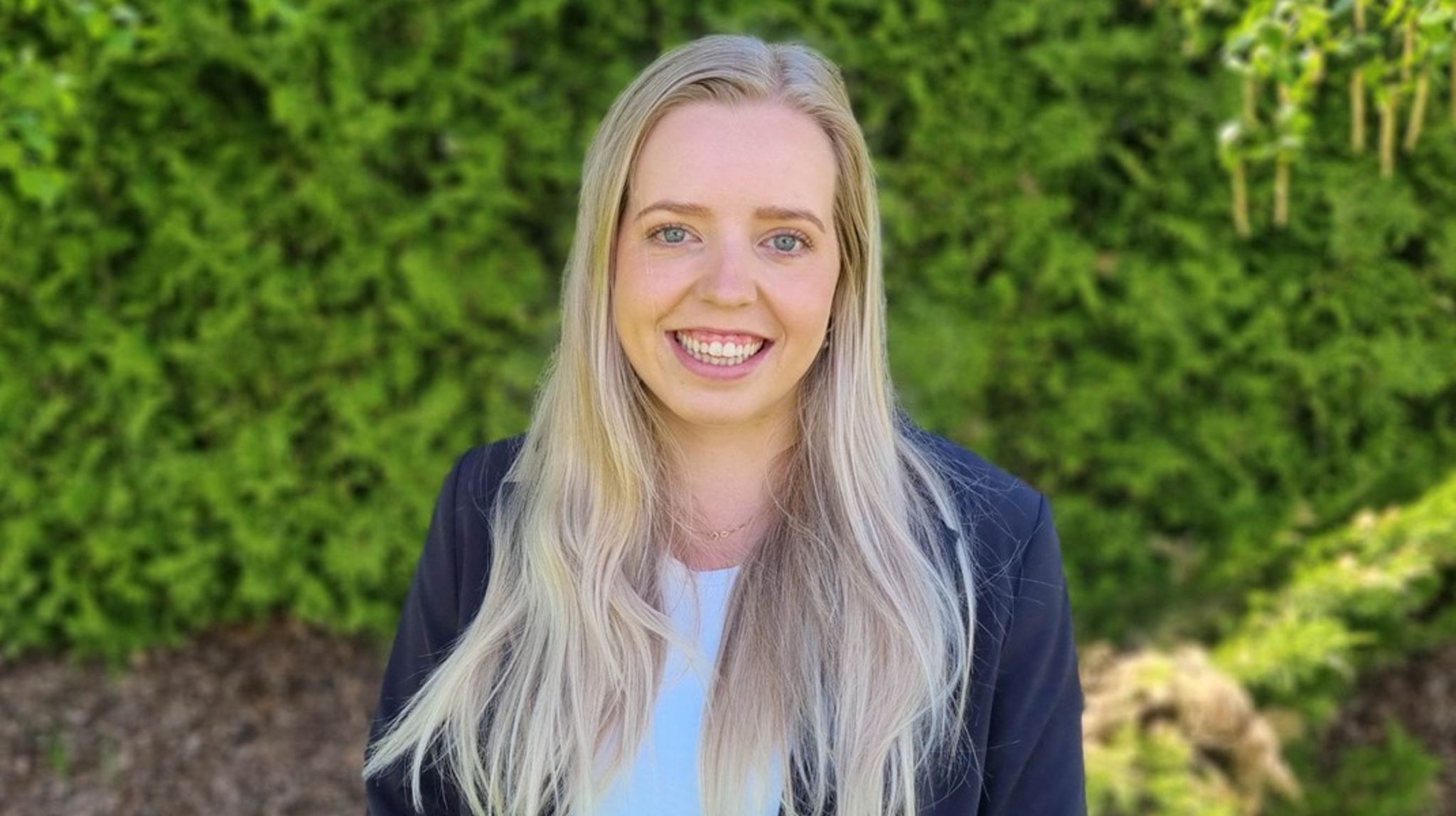 Hun er sivilingeniør fra NTNU, har vært seks år i nettselskapet Lede og nå skal Thea Øverli til Fornybar Norge.
