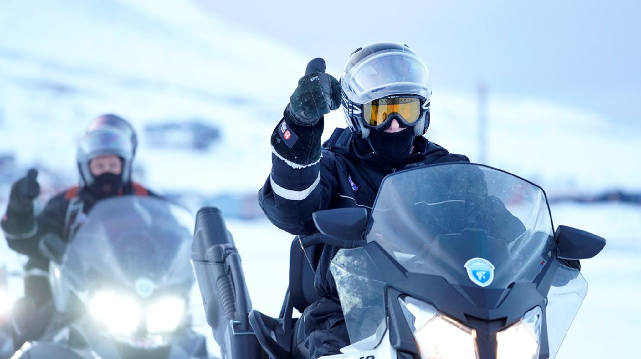 Statsministeren besøkte Svalbard på snøscooter i fjor vinter. Denne uken får han råd fra sitt Motorferdsellovutvalg om hvordan snøscooter-regelverket egentlig funker.