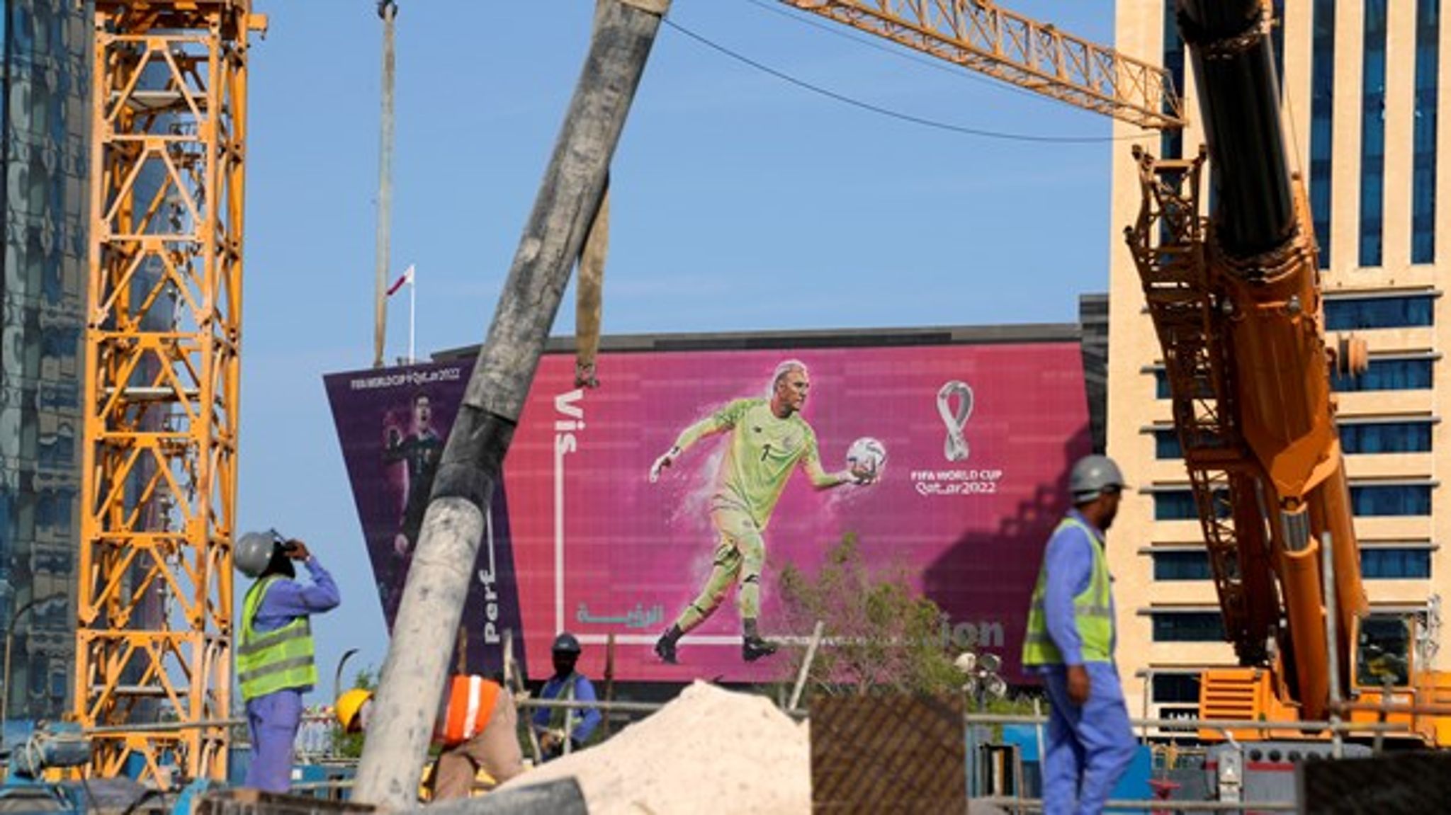 Nye stadioner har vokst opp av ørkensanden i Qatar under arbeidsvilkår som har fått kritikken til å hagle over vertene for årets fotball VM. 