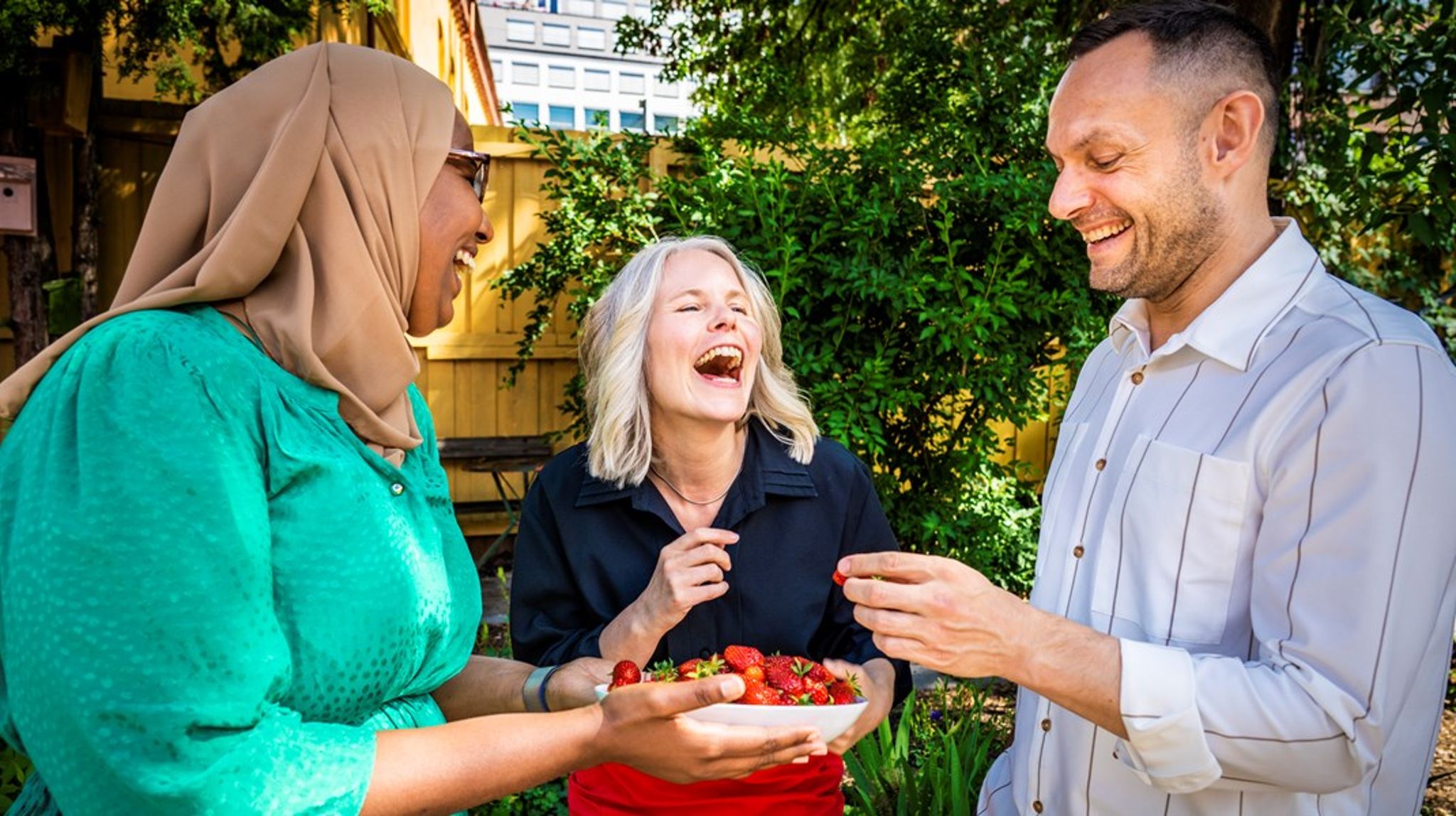 JORDBÆR TIL FOLKET: Både Ap, Sp, Venstre, MDG og SV inviterer til oppsummerende pressekonferanser denne uka. En uformell gjennomgang av NTB-bildene fra tilsvarende hendelser i fjor viser at SV-ledelsen var de eneste som klarte å få pressekonferansens jordbærutvalg fanget på bilde. 