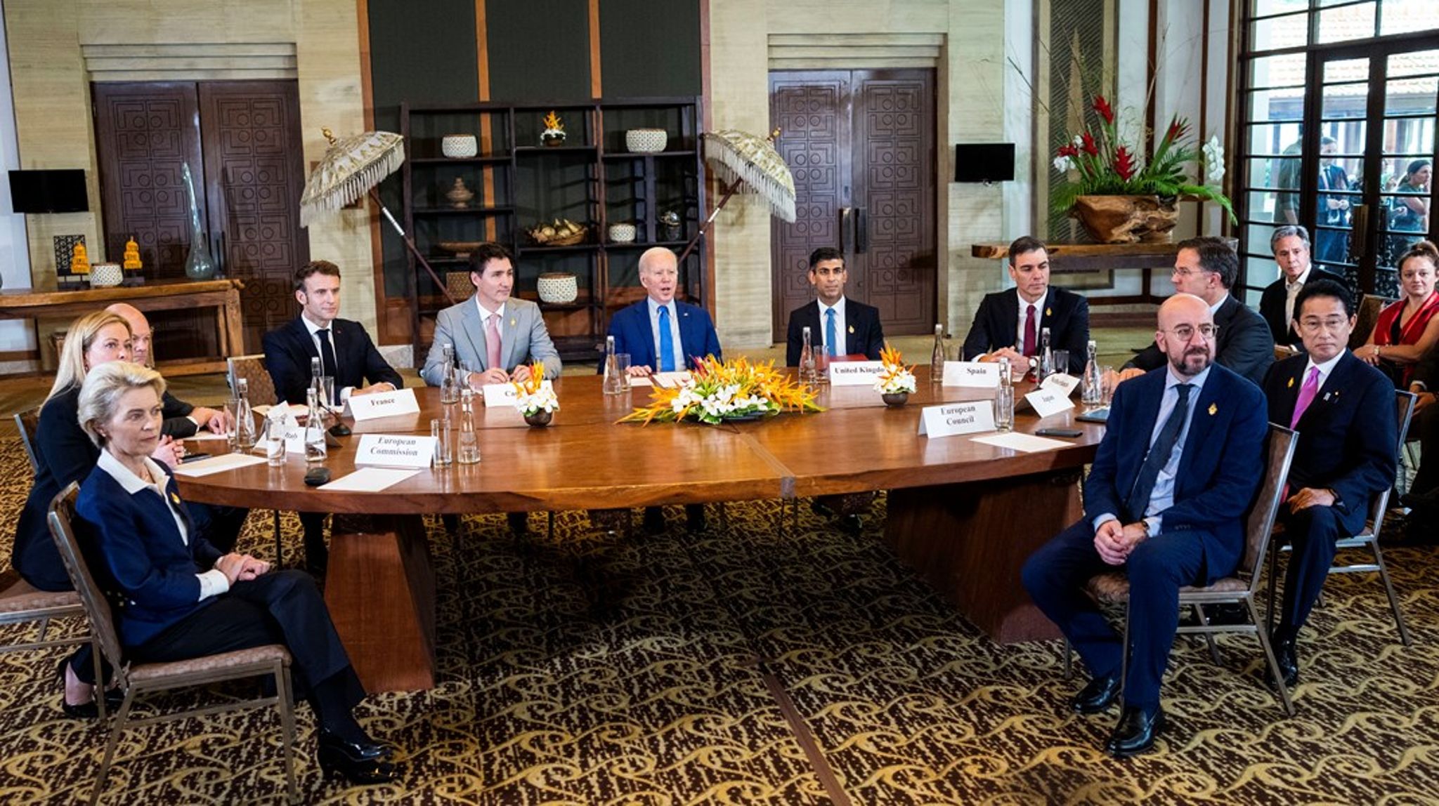 Ursula von der Leyen (EU), Giorgia Meloni (Italia), Olaf Scholz (Tyskland), Emmanuel Macron (Frankrike), Justin Trudeau (Canada), Joe Biden (USA), Rishi Sunak (Storbritannia), Pedro Sanchez (Spania), Mark Rutte (Nederland), Fumio Kishida (Japan) og Charles Michel (EU) på et møte mellom G7 og Nato-ledere i Bali onsdag.
