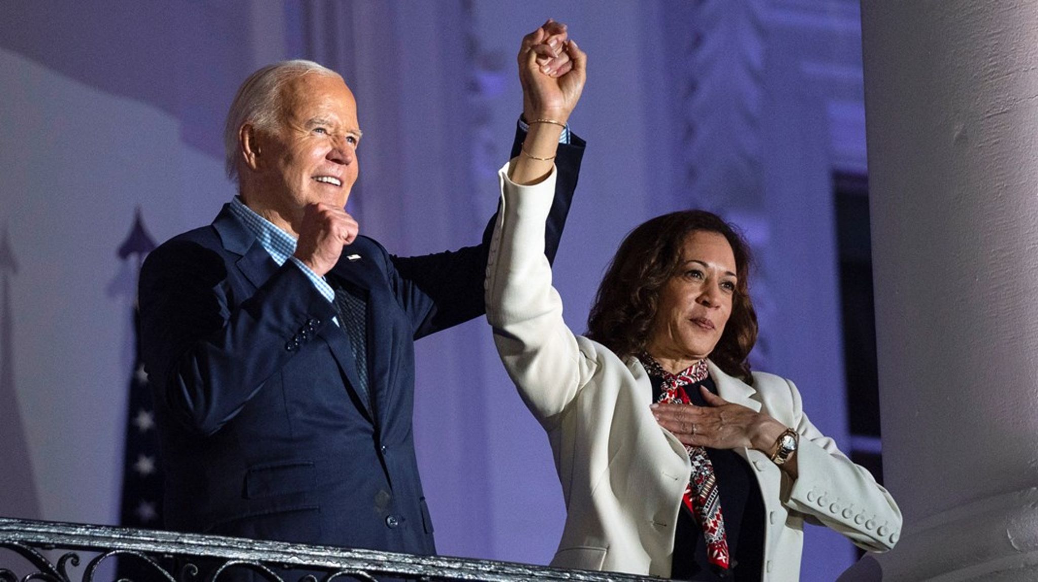 PEKER PÅ HARRIS: – Demokrater - det er på tide å samle seg, var hovedbudskapet til Joe Biden etter at han annonserte at han trekker seg som Demokratenes presidentkandidat. Her sammen med visepresident Kamala Harris på 4. juli i år. 