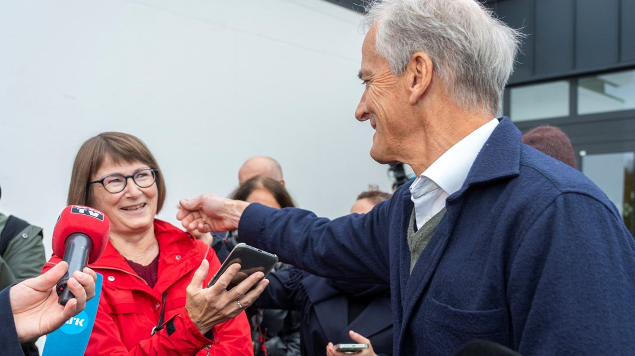 VANSKELIG Å VIFTE VEKK: Statsminister Jonas Gahr Støre forsøker å vifte vekk en veps fra Solveig Ruud. 