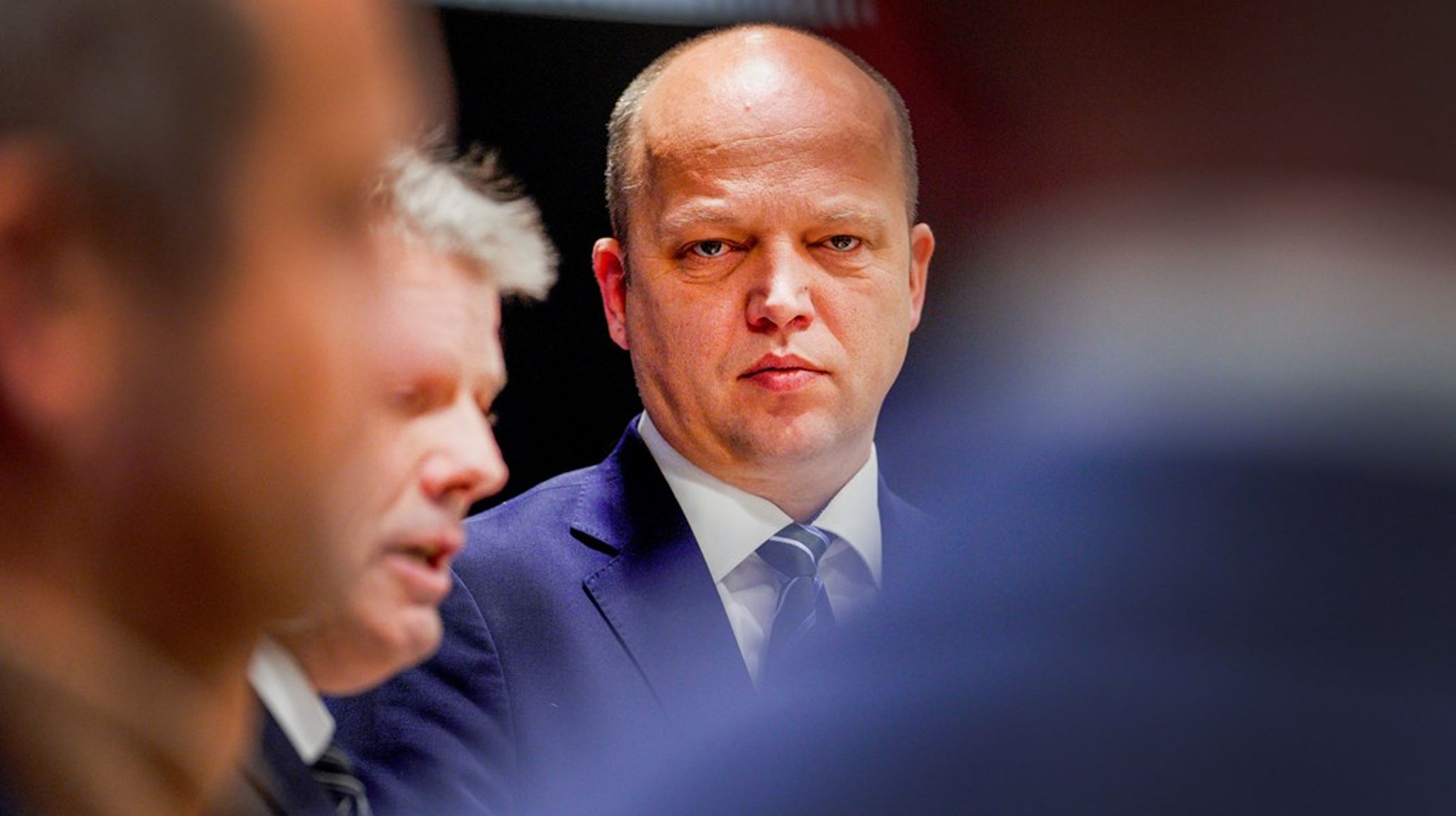 Finansminister Trygve Slagsvold Vedum (Sp) og fiskeri- og havminister Bjørnar Skjæran (Ap) møtte de største havbruksselskapene fredag. Regjeringen kunne ha forutsett og vært bedre forberedt på motangrepene skriver politisk kommentator Magnus Takvam
