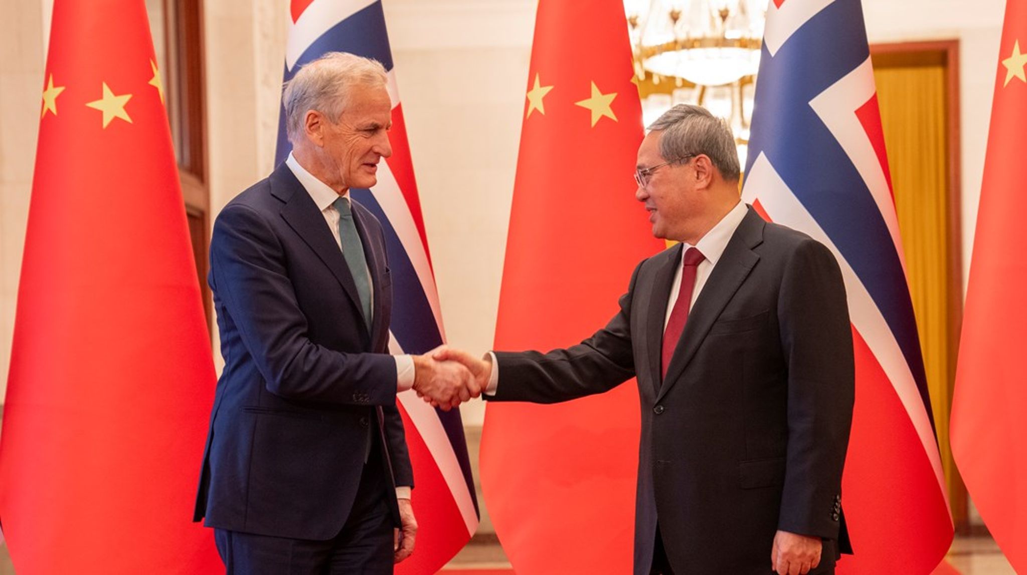 Statsminister Jonas Gahr Støre og den kinesiske statsministeren Li Qiang signerte tirsdag en klimaavtale i Folkets store sal i Beijing.