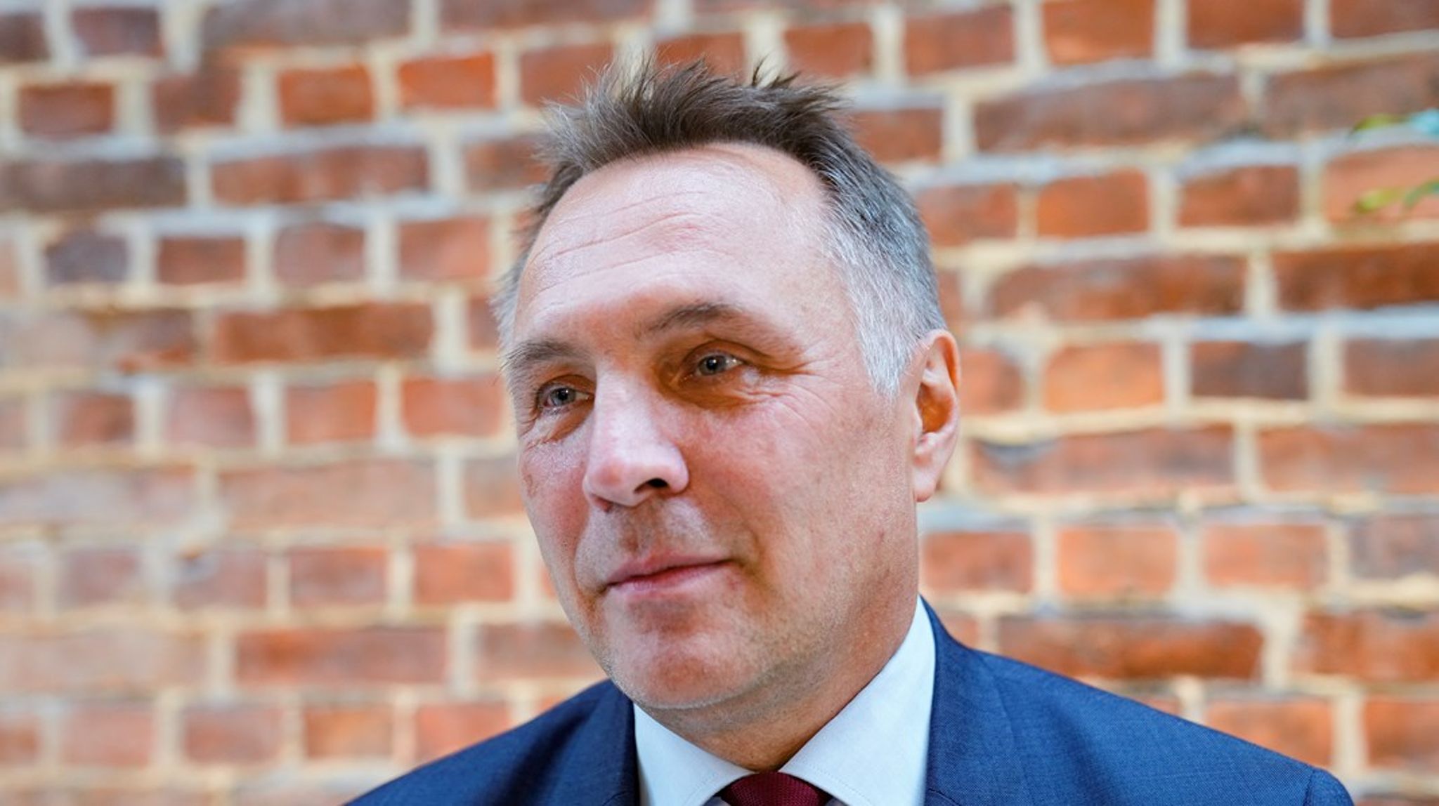 Målet er blant annet å styrke laksebestanden i elven, forteller Klima- og miljødepartementet. Her representert ved klima- og miljøminister Tore O. Sandvik. 