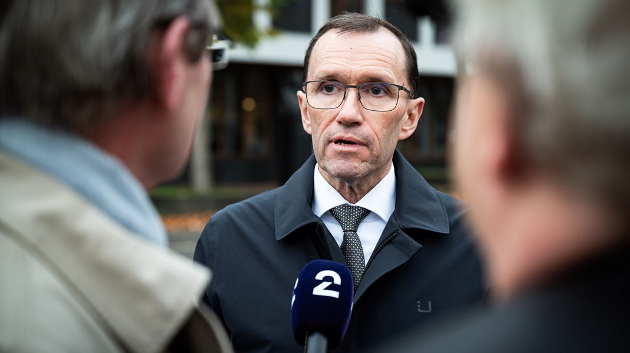 Utenriksminister Espen Barth Eide (Ap) tar turen fra Utenriksdepartementet til Stortinget når stortingsmeldingen om eksportkontroll skal behandles på tirsdag.