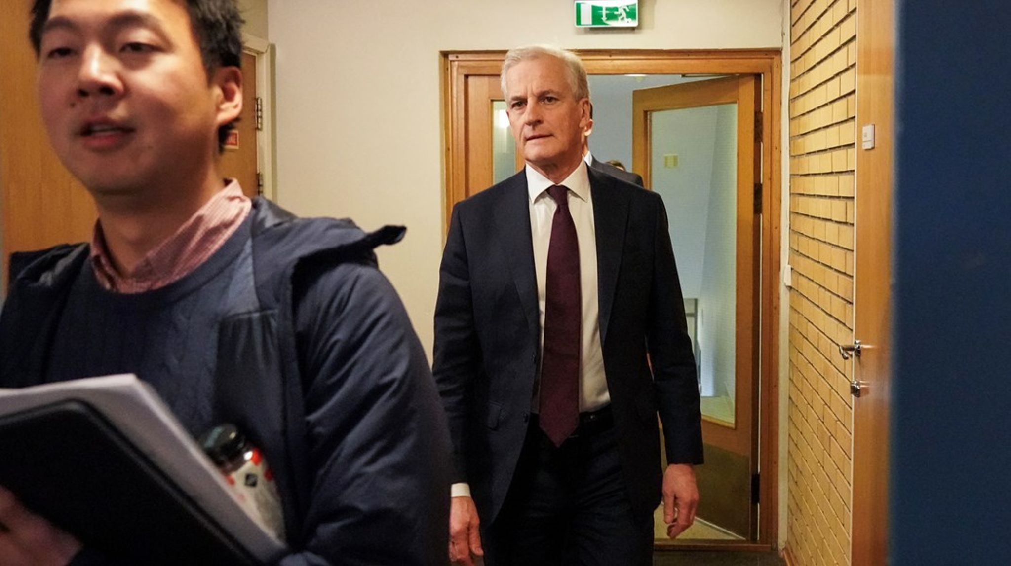 Partileder og statsminister, Jonas Gahr Støre (Ap), på vei inn til et møte i Aps stortingsgruppe.
