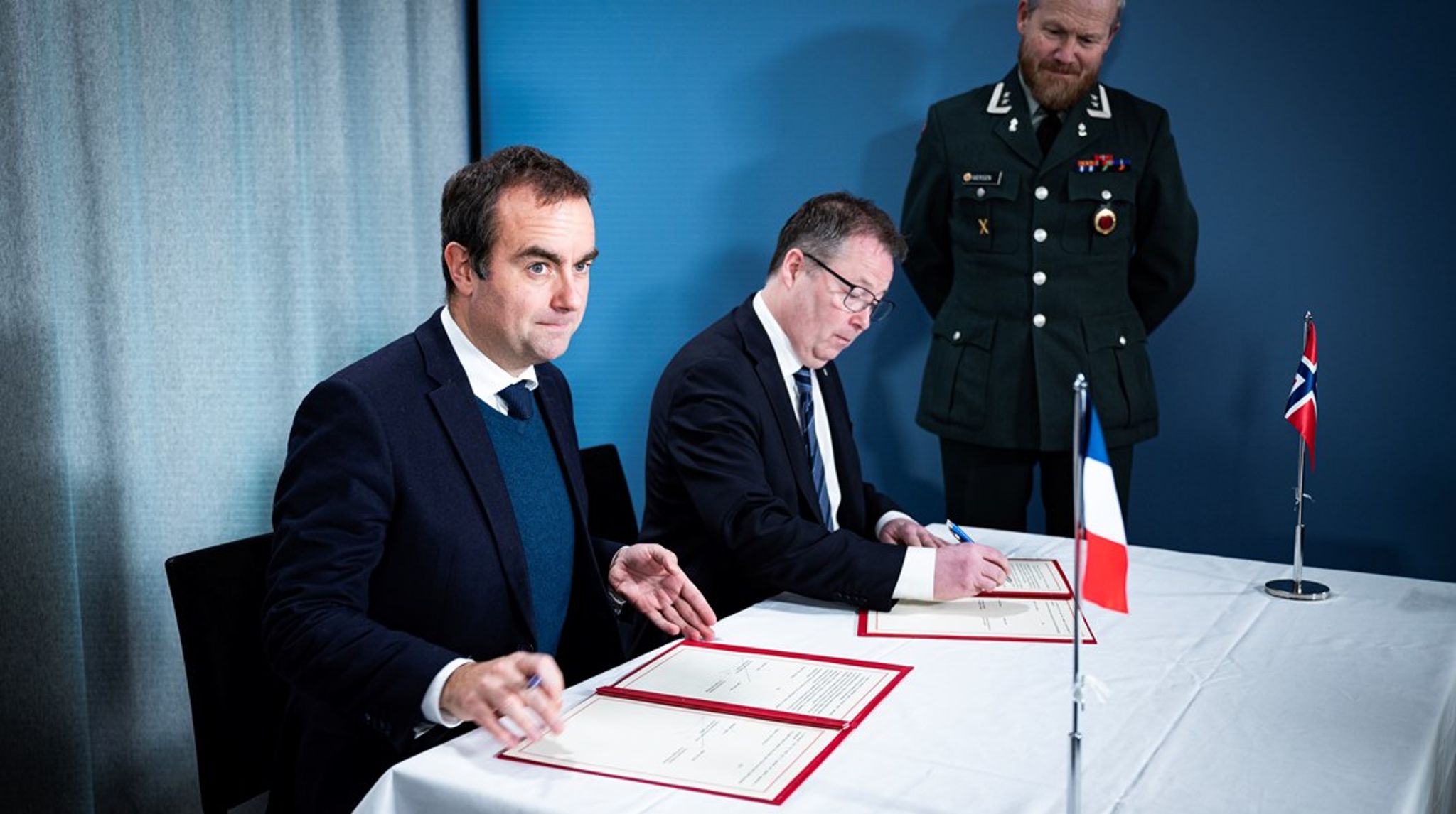 Forsvarsministrene Sébastien Lecornu og Bjørn Arild Gram (Sp) signerte en intensjonsavtale om tettere forsvarssamarbeid torsdag.