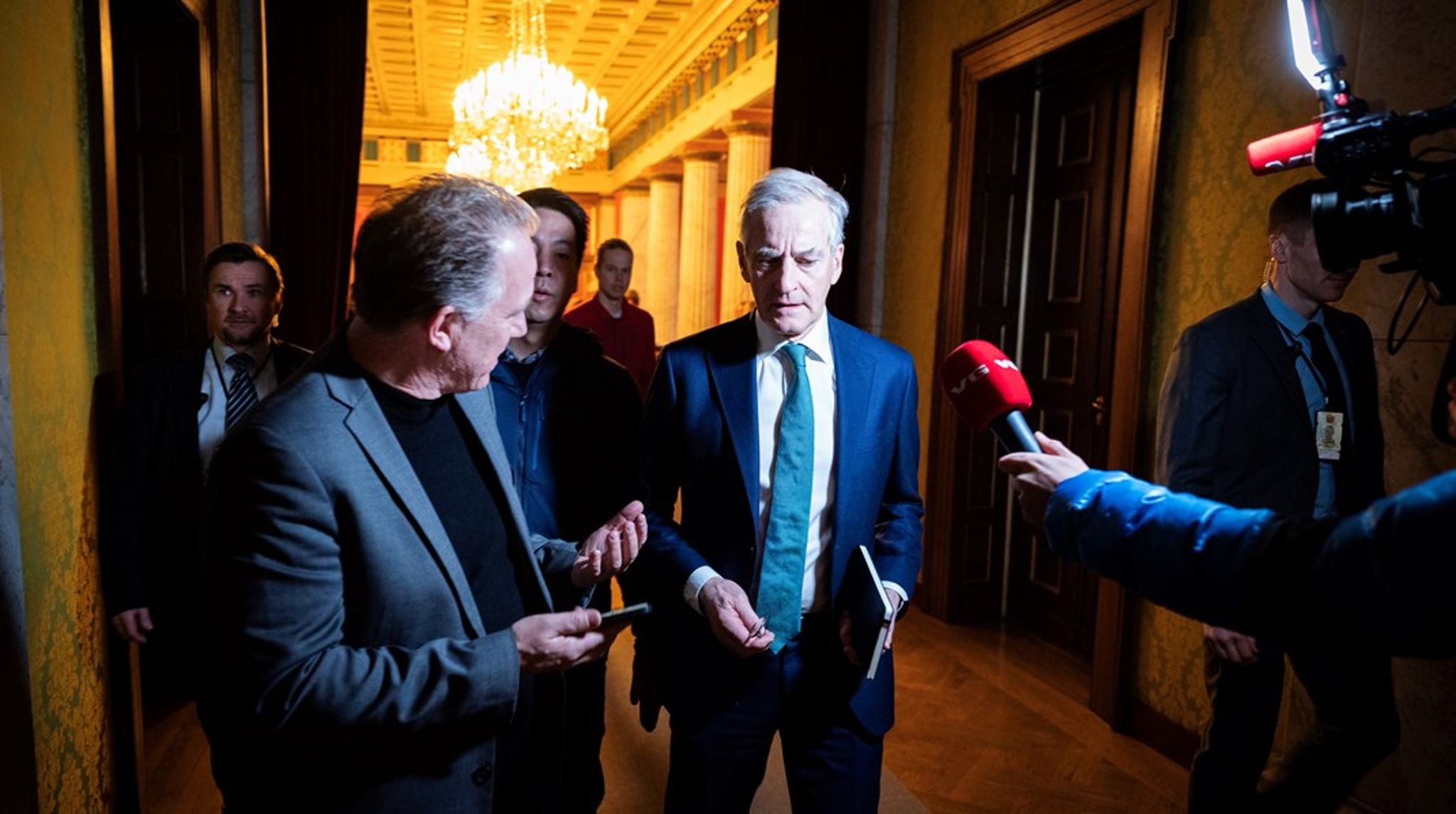 Statsminister Jonas Gahr Støre (Ap) møtte presse på vei inn og ut fra en panelsamtale med Yale-professor Timothy Snyder i Oslo, som ble arrangert av tankesmia Agenda.