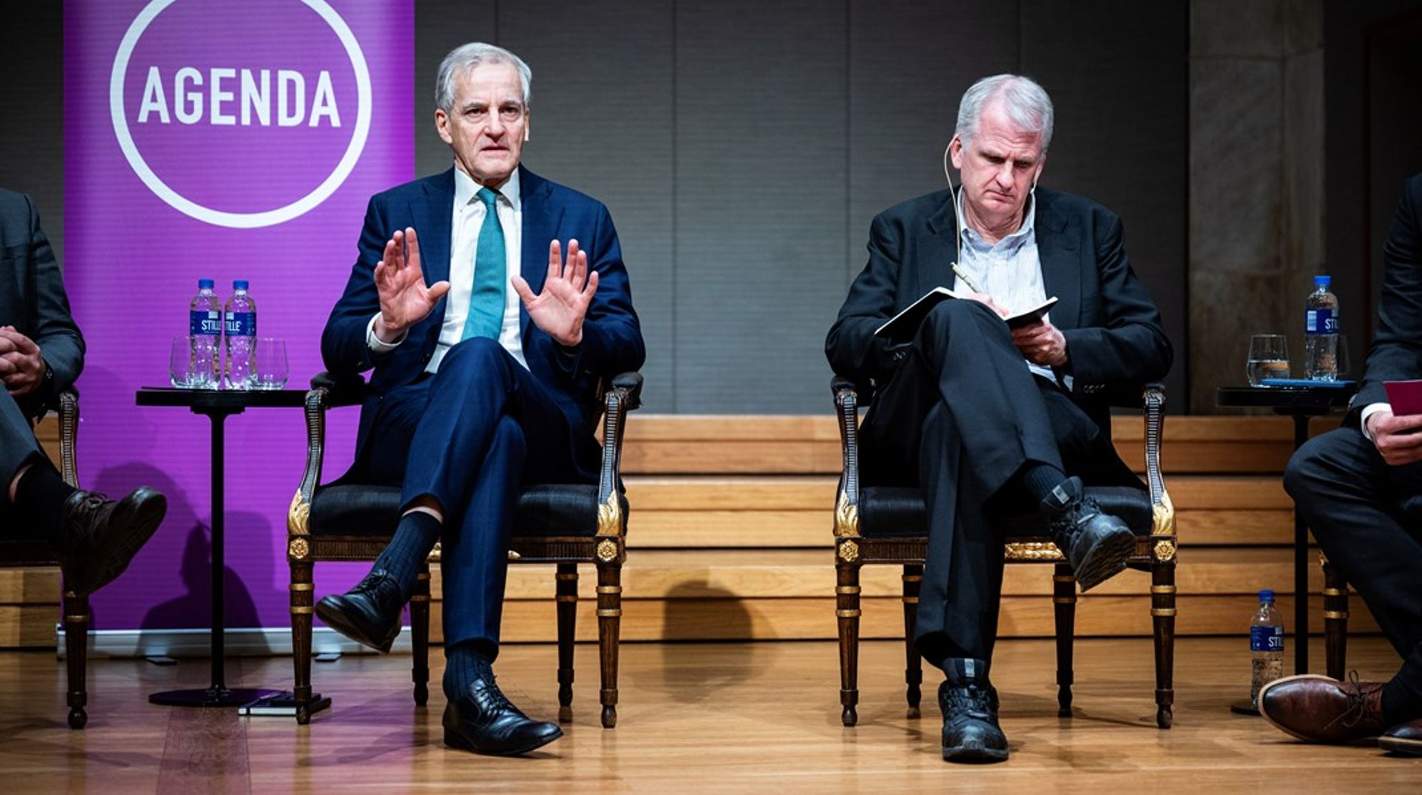 Statsminister Jonas Gahr Støre (Ap) sammen med professor Timothy Snyder under en panelsamtale i Oslo.
