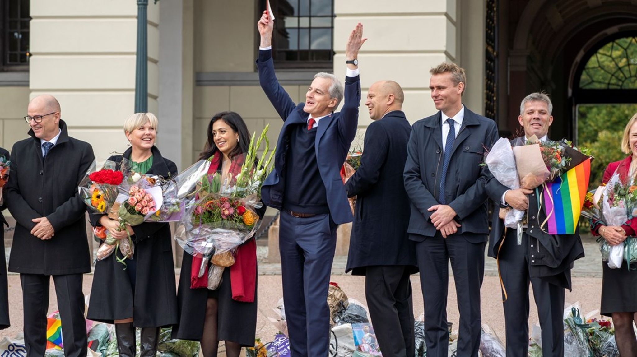 SURNET: Det var god stemning da Jonas Gahr Støre presenterte sitt lag sammen med Trygve Slagsvold Vedum i 2021. Siden det har det surnet. Men kanskje smiler Støre like bredt når han møter folket på slottsplassen igjen, denne uken?